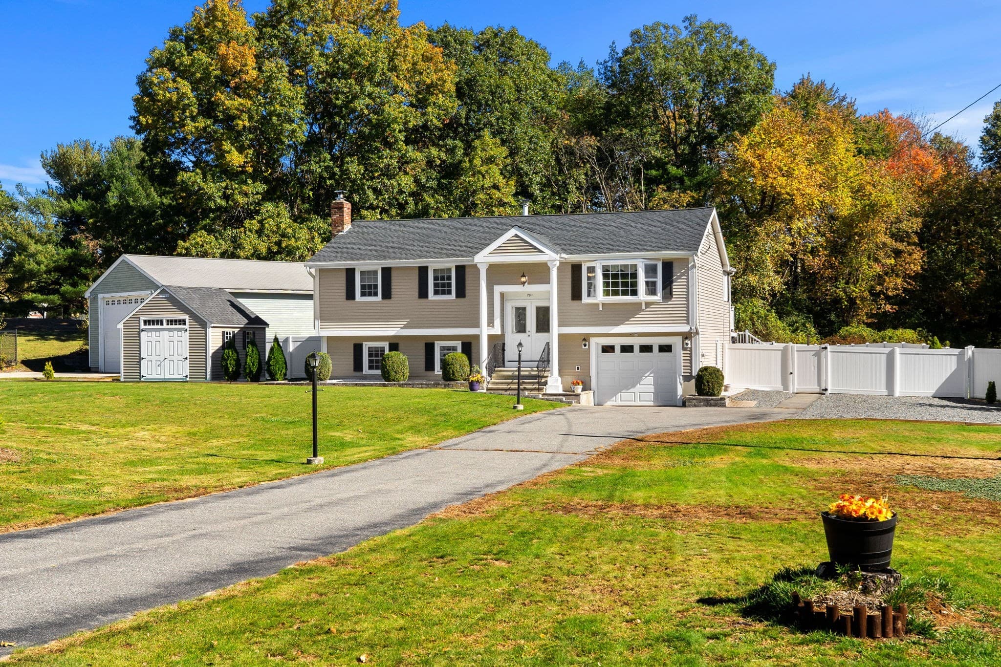 Single Family Residence at 281 Beech St, Tewksbury MA 01876, photo 3 of 32