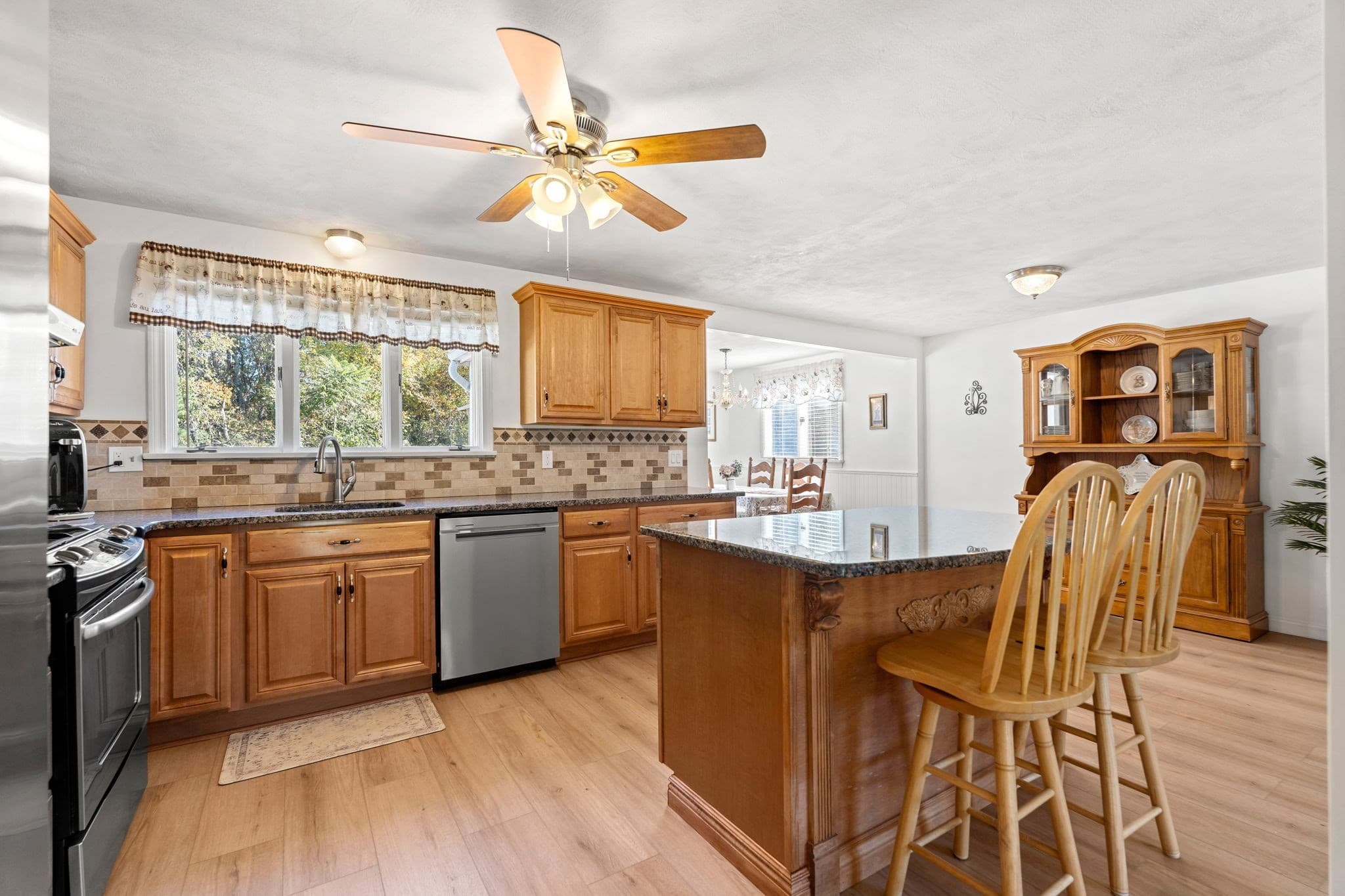 Single Family Residence at 281 Beech St, Tewksbury MA 01876, photo 8 of 32