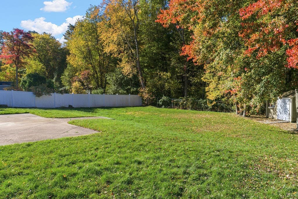 Single Family Residence at 36 Meadowood Dr, Dartmouth MA 02748, photo 6 of 42