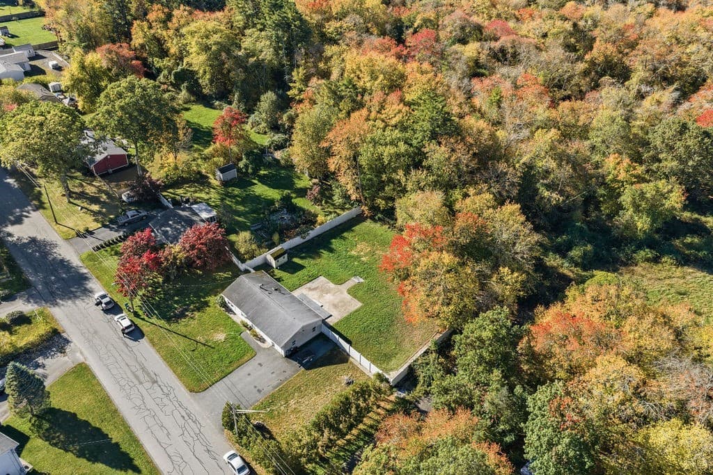 Single Family Residence at 36 Meadowood Dr, Dartmouth MA 02748, photo 12 of 42