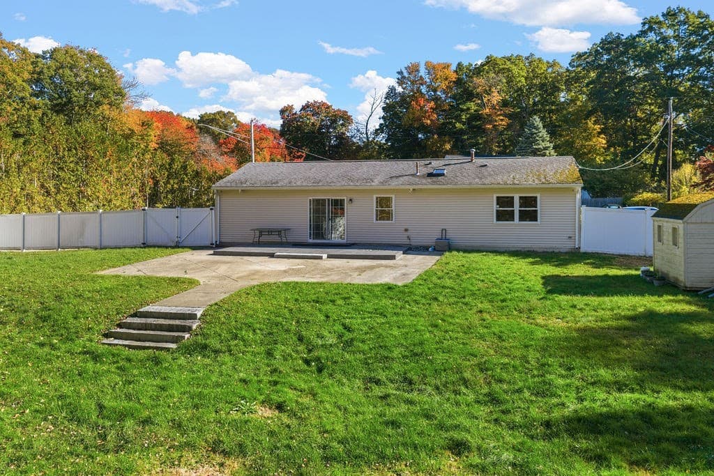 Single Family Residence at 36 Meadowood Dr, Dartmouth MA 02748, photo 7 of 42