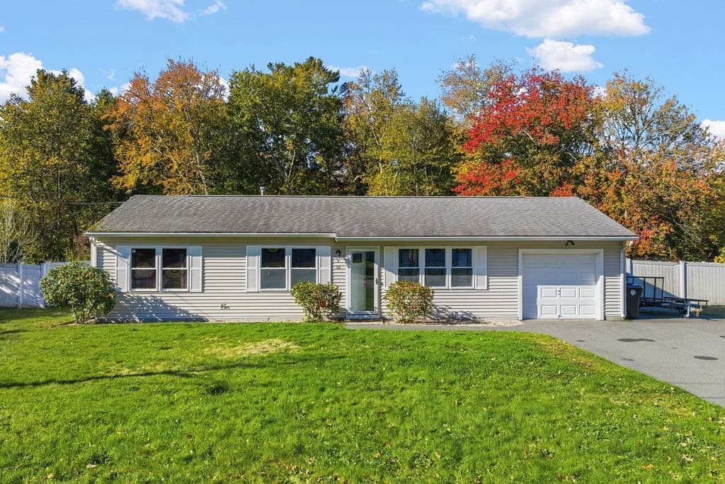 36 Meadowood Dr, Dartmouth MA 02748