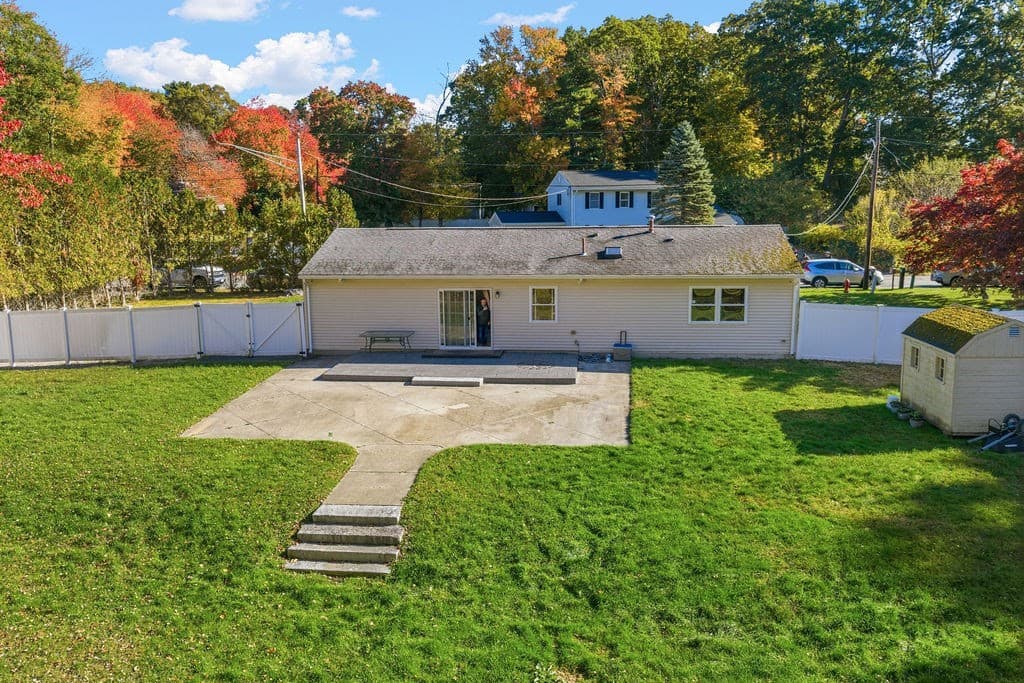Single Family Residence at 36 Meadowood Dr, Dartmouth MA 02748, photo 5 of 42