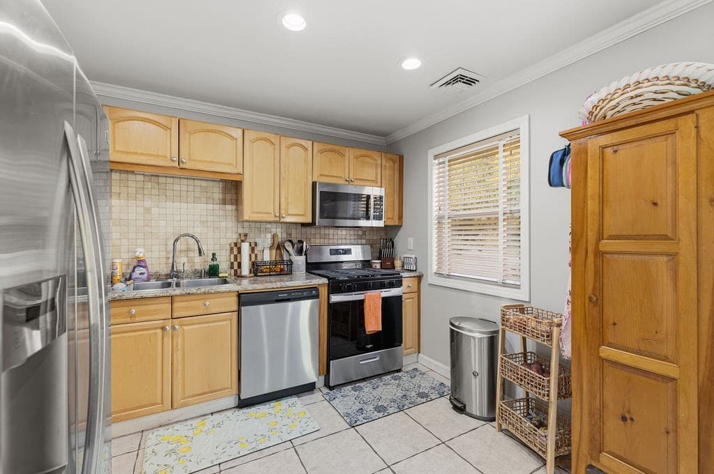 Single Family Residence at 36 Meadowood Dr, Dartmouth MA 02748, photo 20 of 42