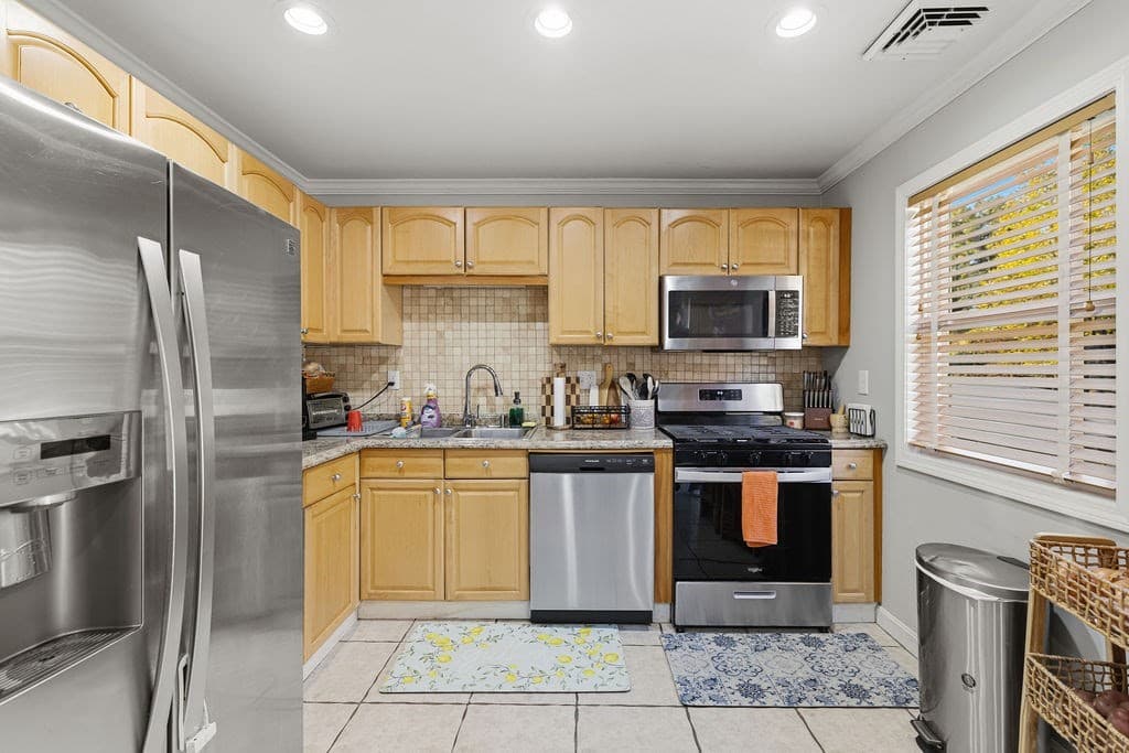 Single Family Residence at 36 Meadowood Dr, Dartmouth MA 02748, photo 19 of 42