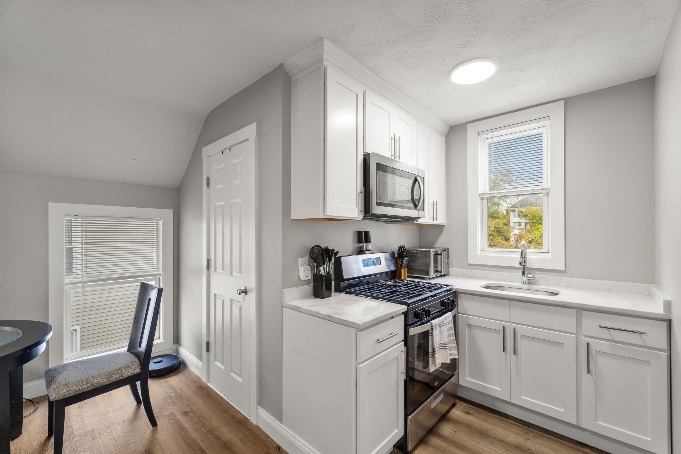 Multi Family at 207 Belleville Ave, New Bedford MA 02746, photo 9 of 42