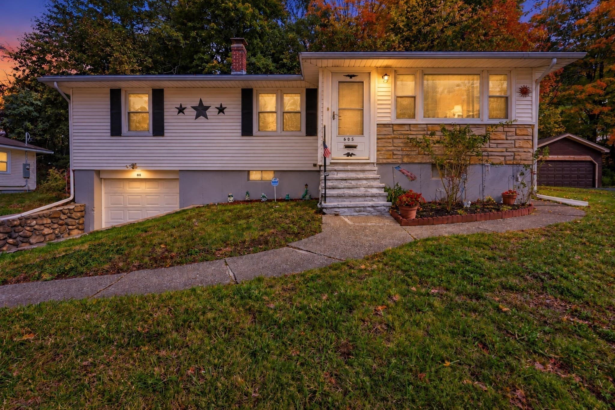 Single Family Residence at 605 Chandler St, Worcester MA 01602, photo 3 of 39