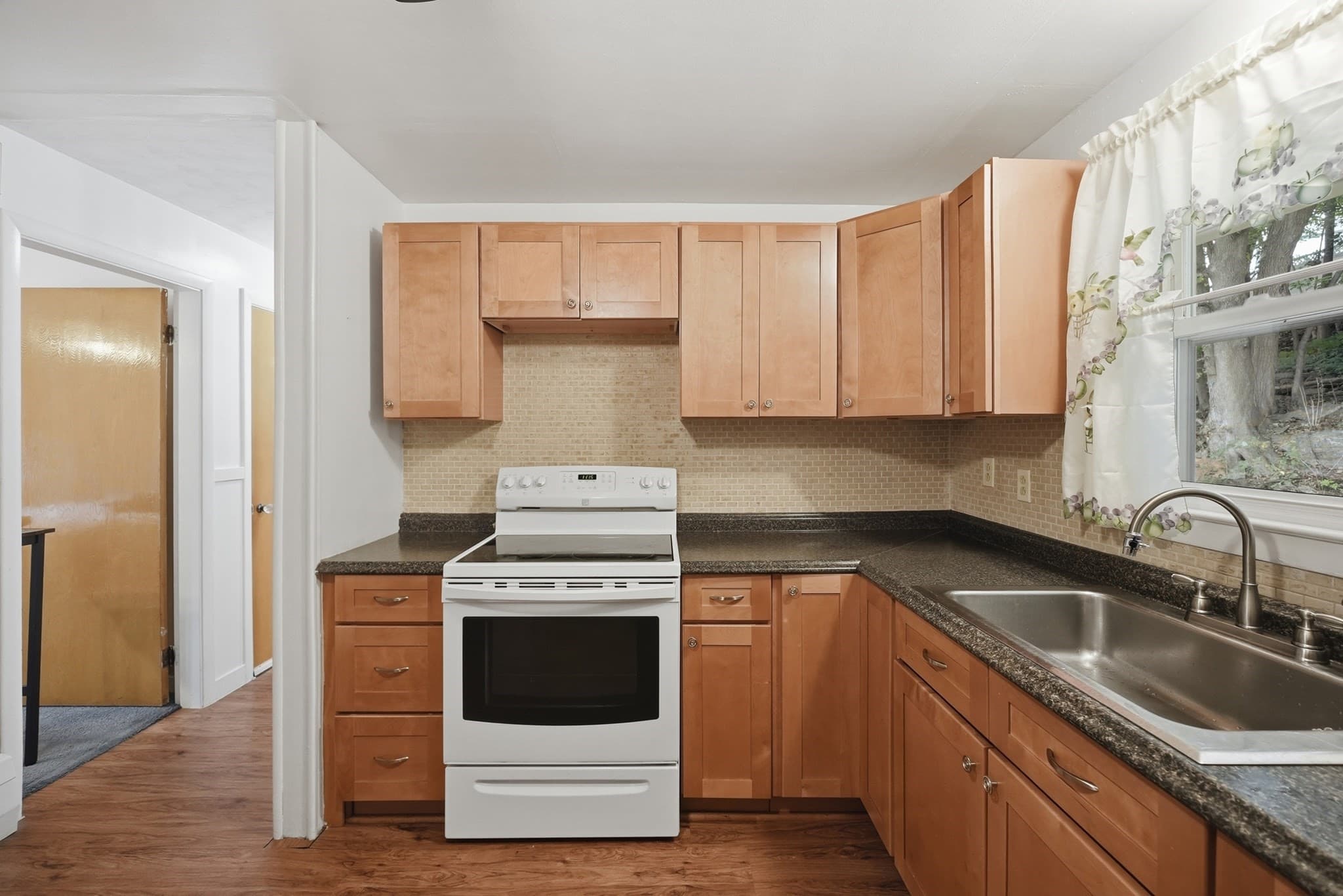 Single Family Residence at 605 Chandler St, Worcester MA 01602, photo 15 of 39