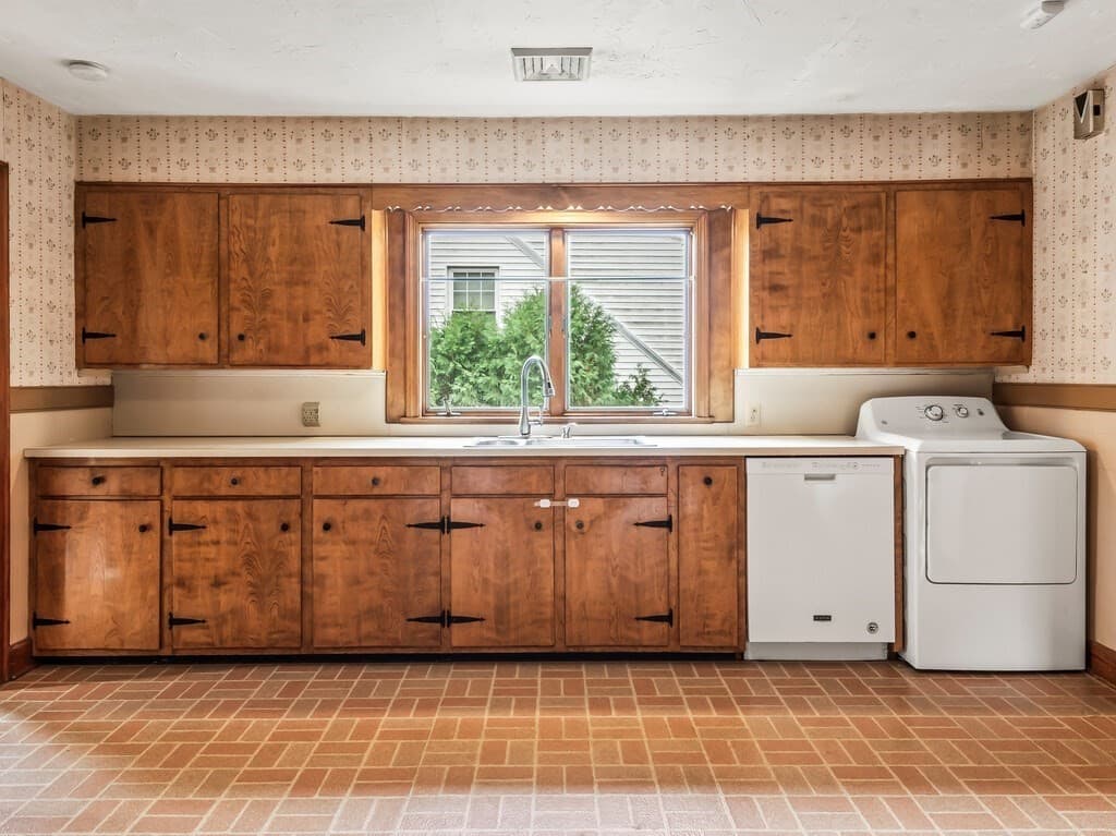 Multi Family at 20 Roger St, Southbridge MA 01550, photo 6 of 34