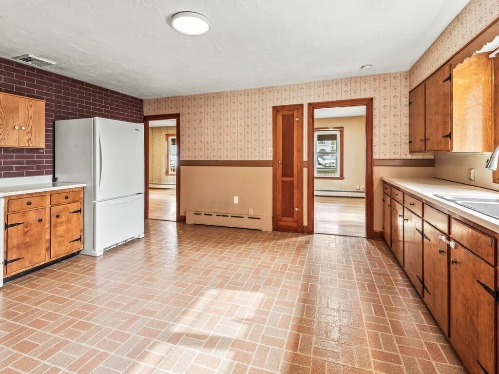 Multi Family at 20 Roger St, Southbridge MA 01550, photo 17 of 34