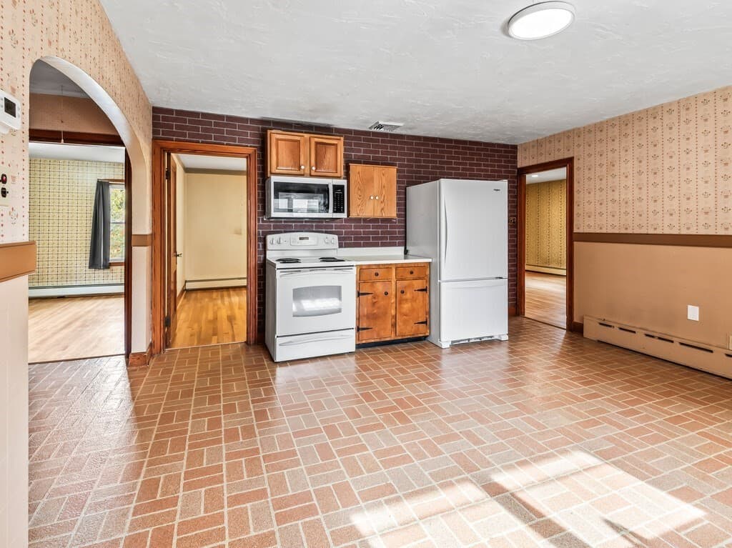 Multi Family at 20 Roger St, Southbridge MA 01550, photo 7 of 34