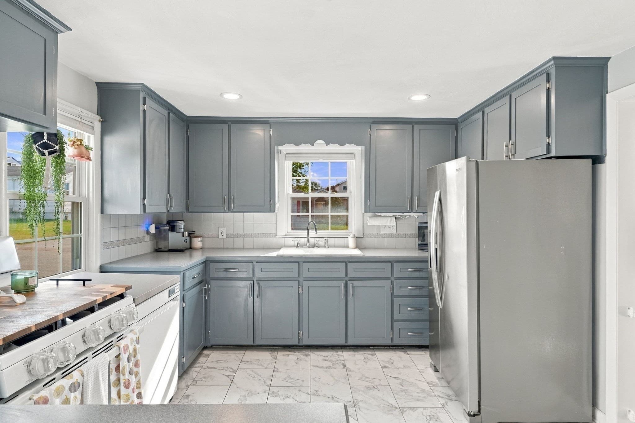 Single Family Residence at 258 Goodwin St, Fall River MA 02724, photo 6 of 34