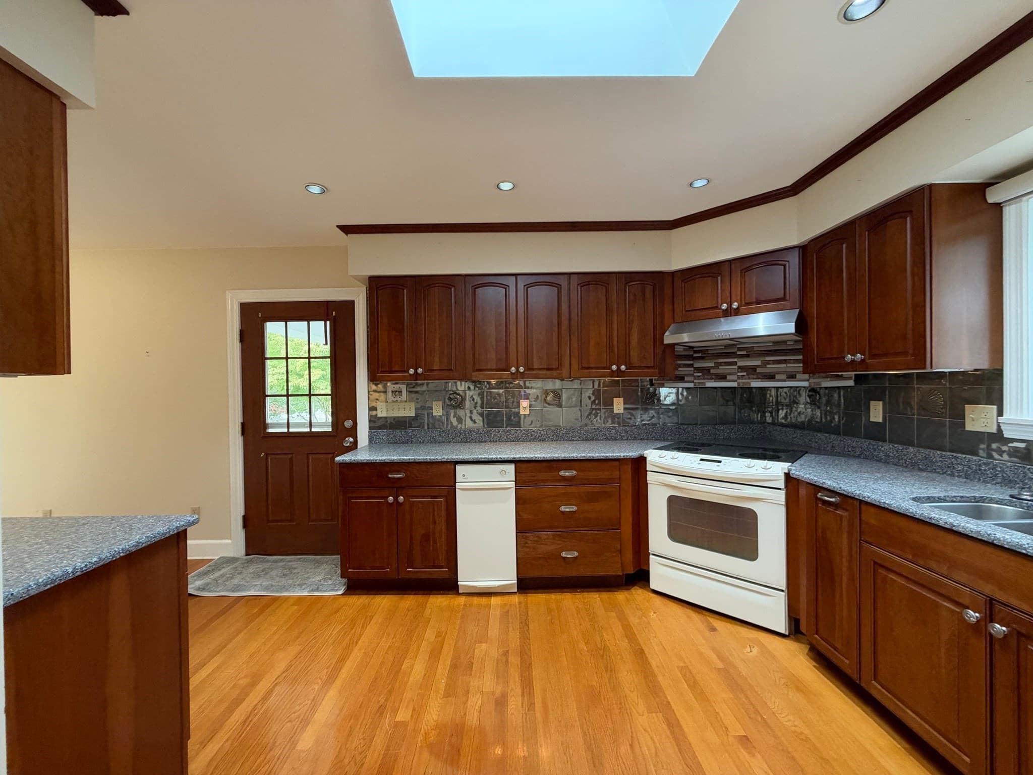 Single Family Residence at 25 Wayne Memorial Dr, Dartmouth MA 02747, photo 3 of 42