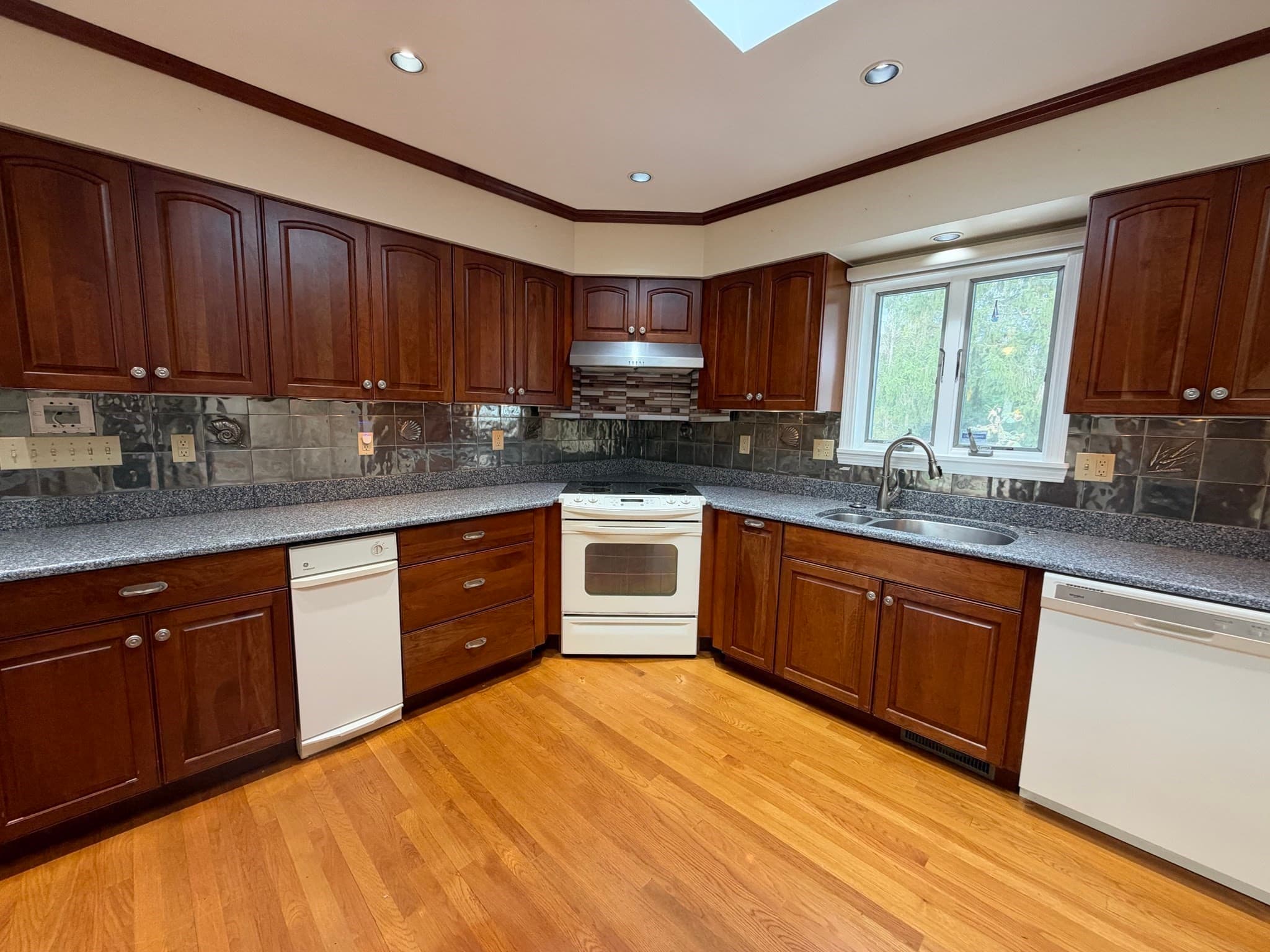Single Family Residence at 25 Wayne Memorial Dr, Dartmouth MA 02747, photo 4 of 42