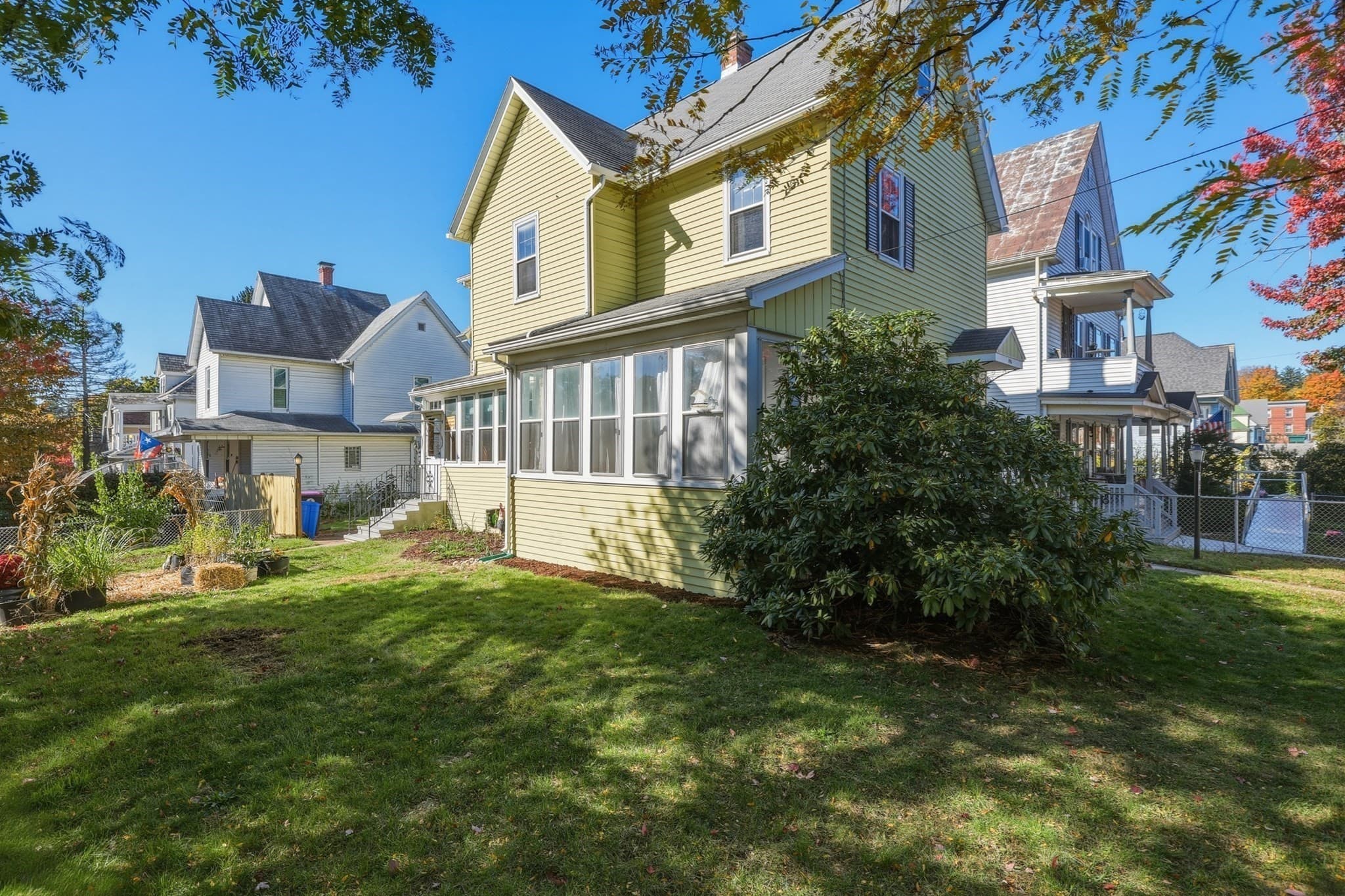 Single Family Residence at 196 Sargeant St, Holyoke MA 01040, photo 2 of 30