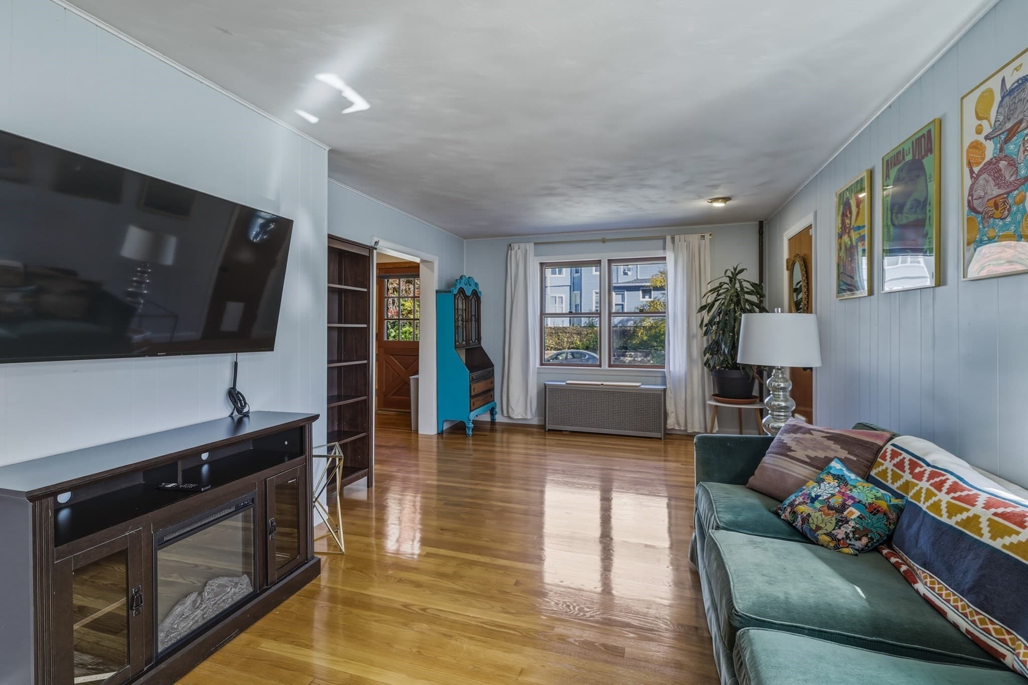 Single Family Residence at 196 Sargeant St, Holyoke MA 01040, photo 5 of 30