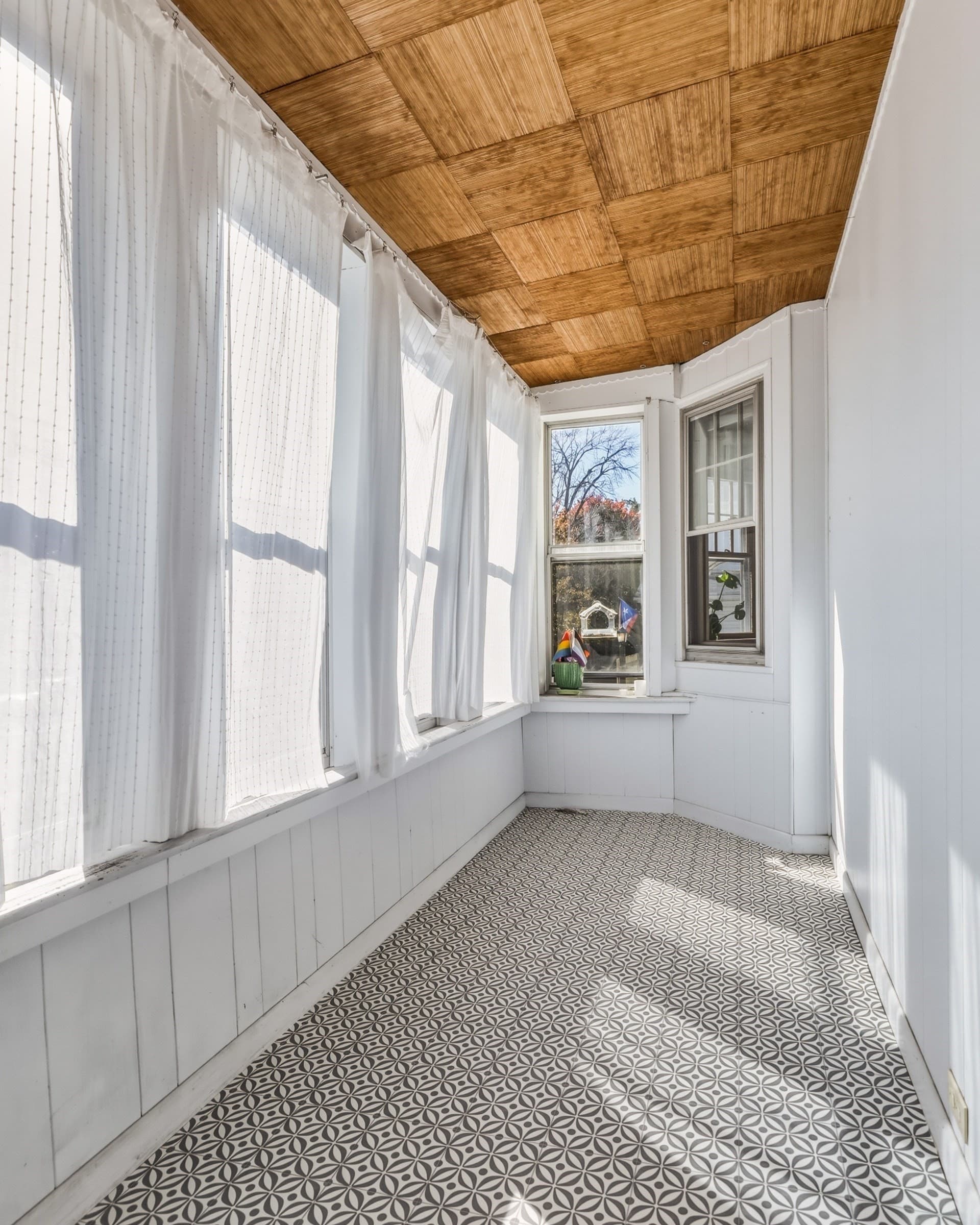 Single Family Residence at 196 Sargeant St, Holyoke MA 01040, photo 8 of 30