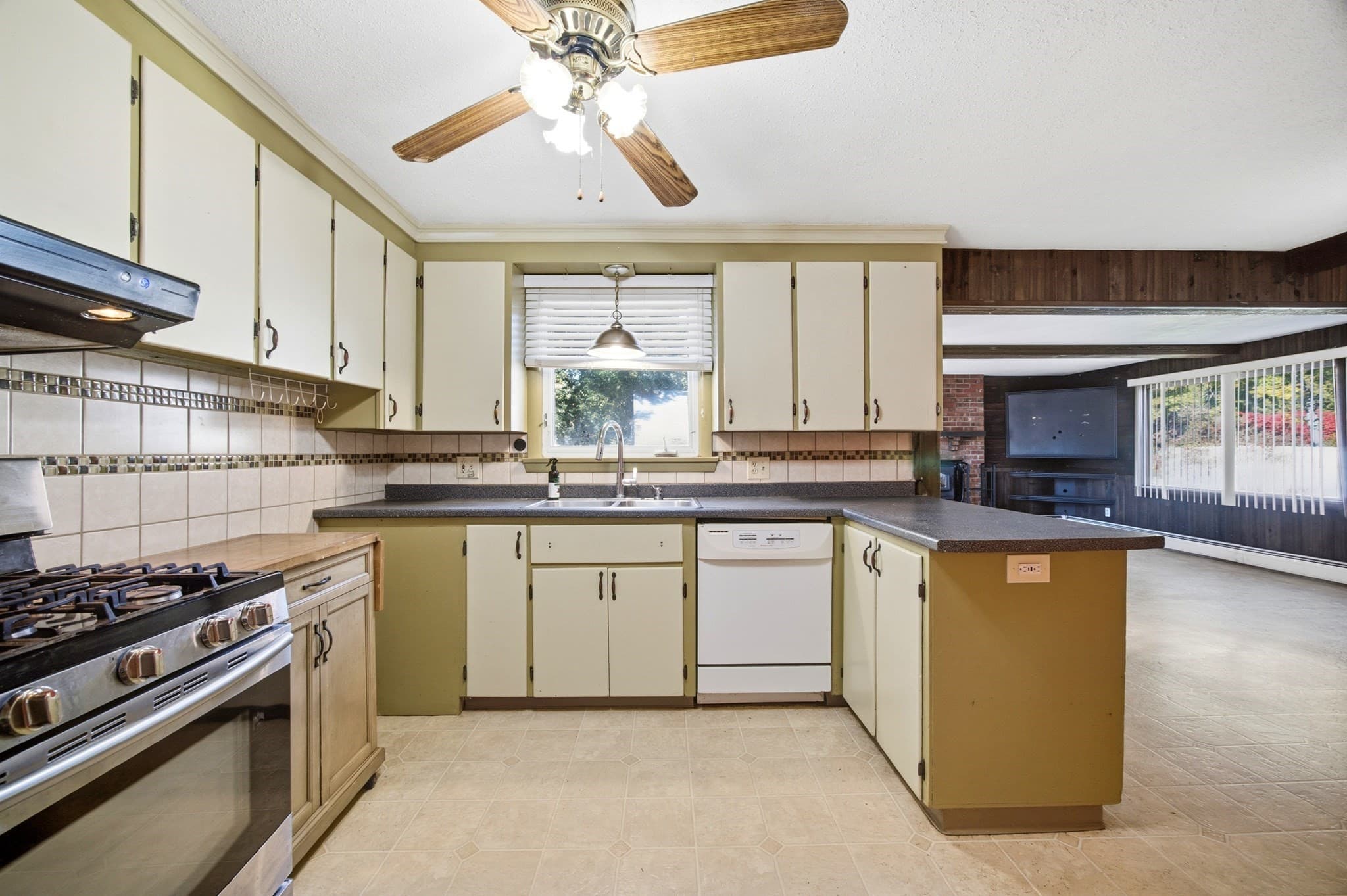 Single Family Residence at 42 Paulson Dr, West Springfield MA 01089, photo 8 of 42