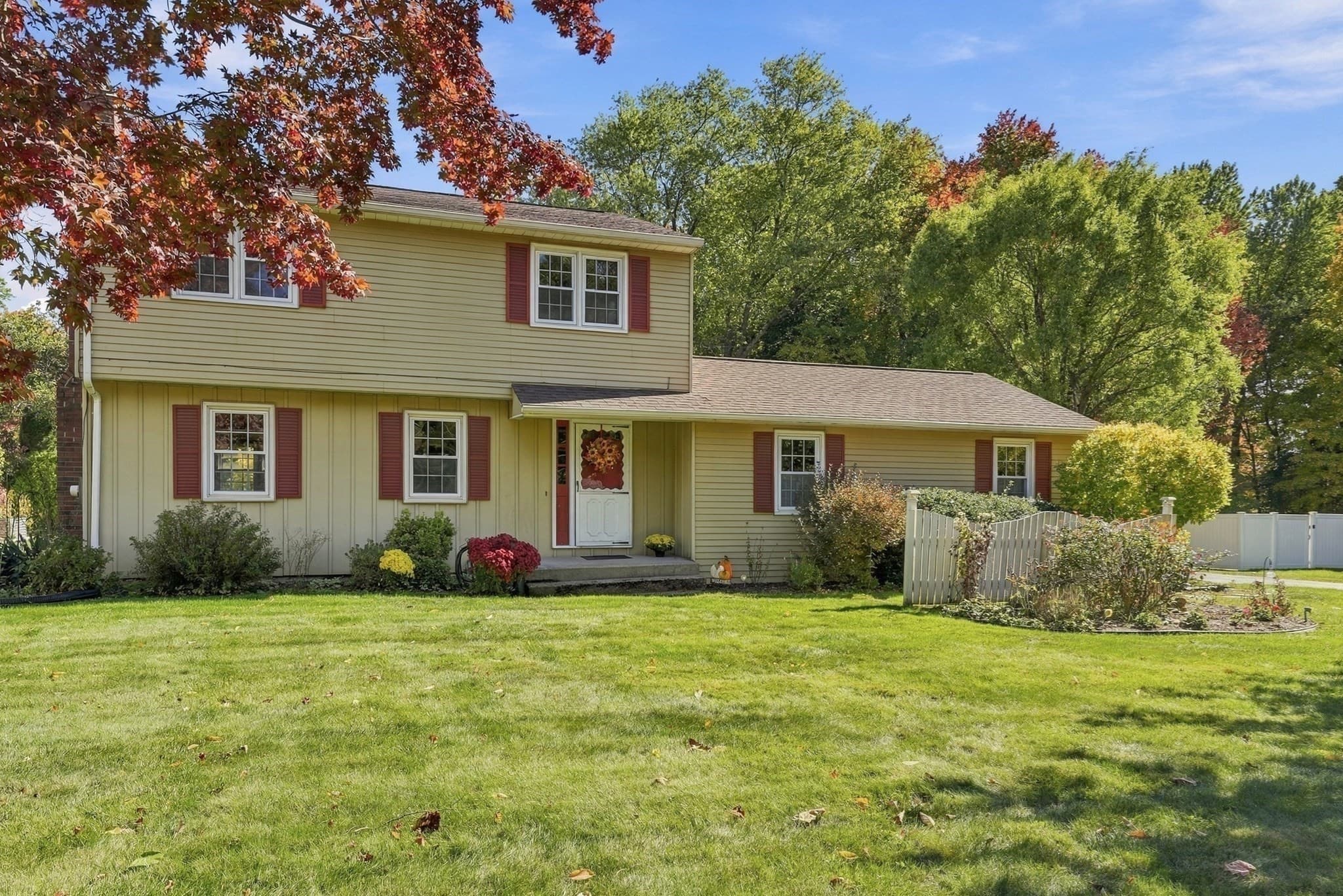 Single Family Residence at 74 Havenhurst Rd, West Springfield MA 01089, photo 3 of 40