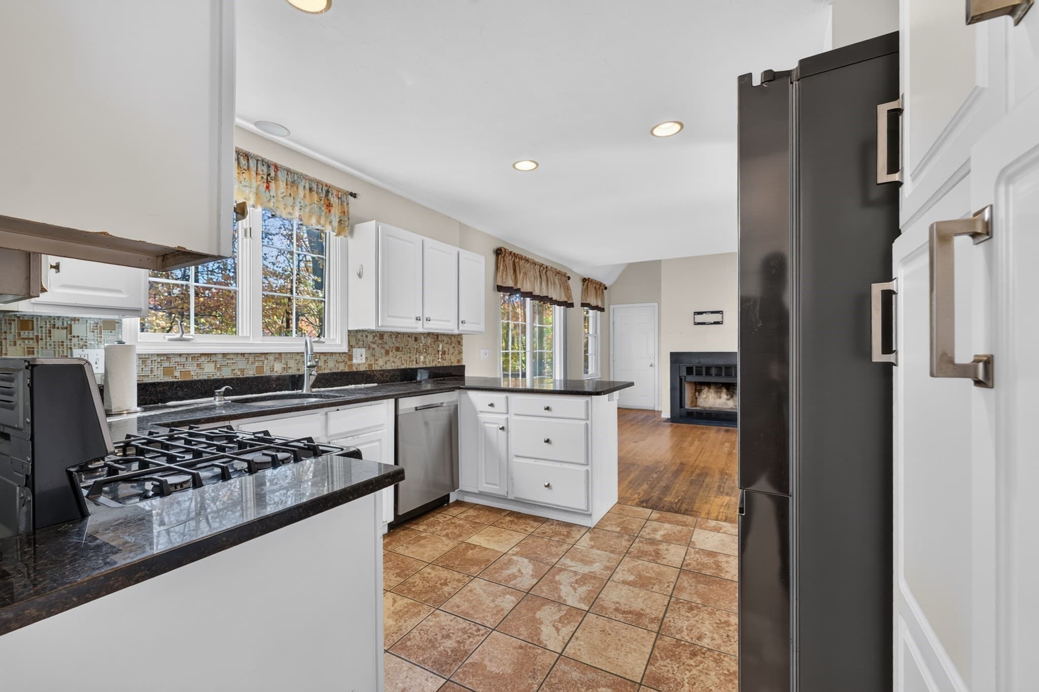 Single Family Residence at 9 Arbor Drive, Shrewsbury MA 01545, photo 9 of 31