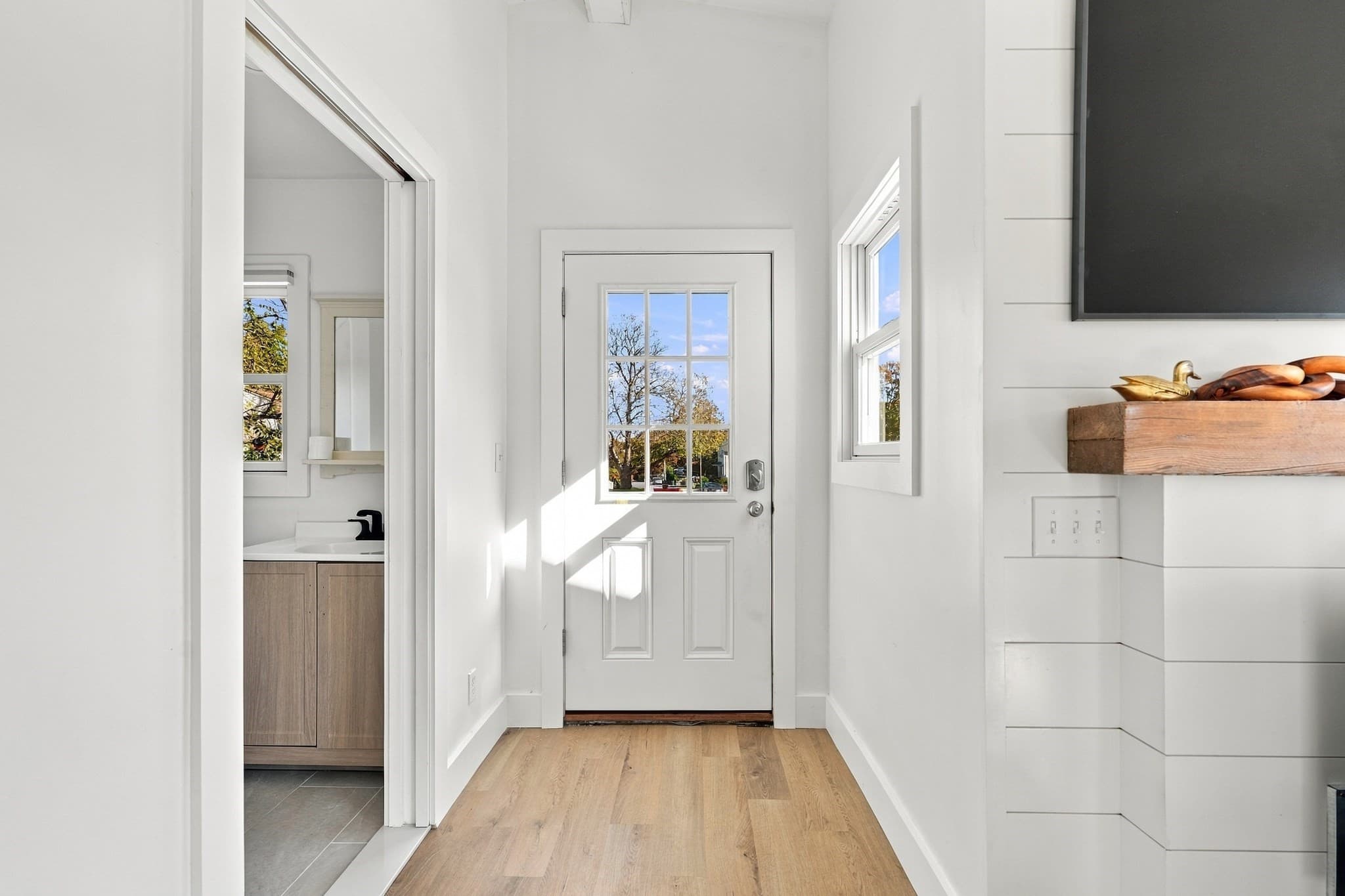 Single Family Residence at 226 Sanford Rd, Westport MA 02790, photo 5 of 42