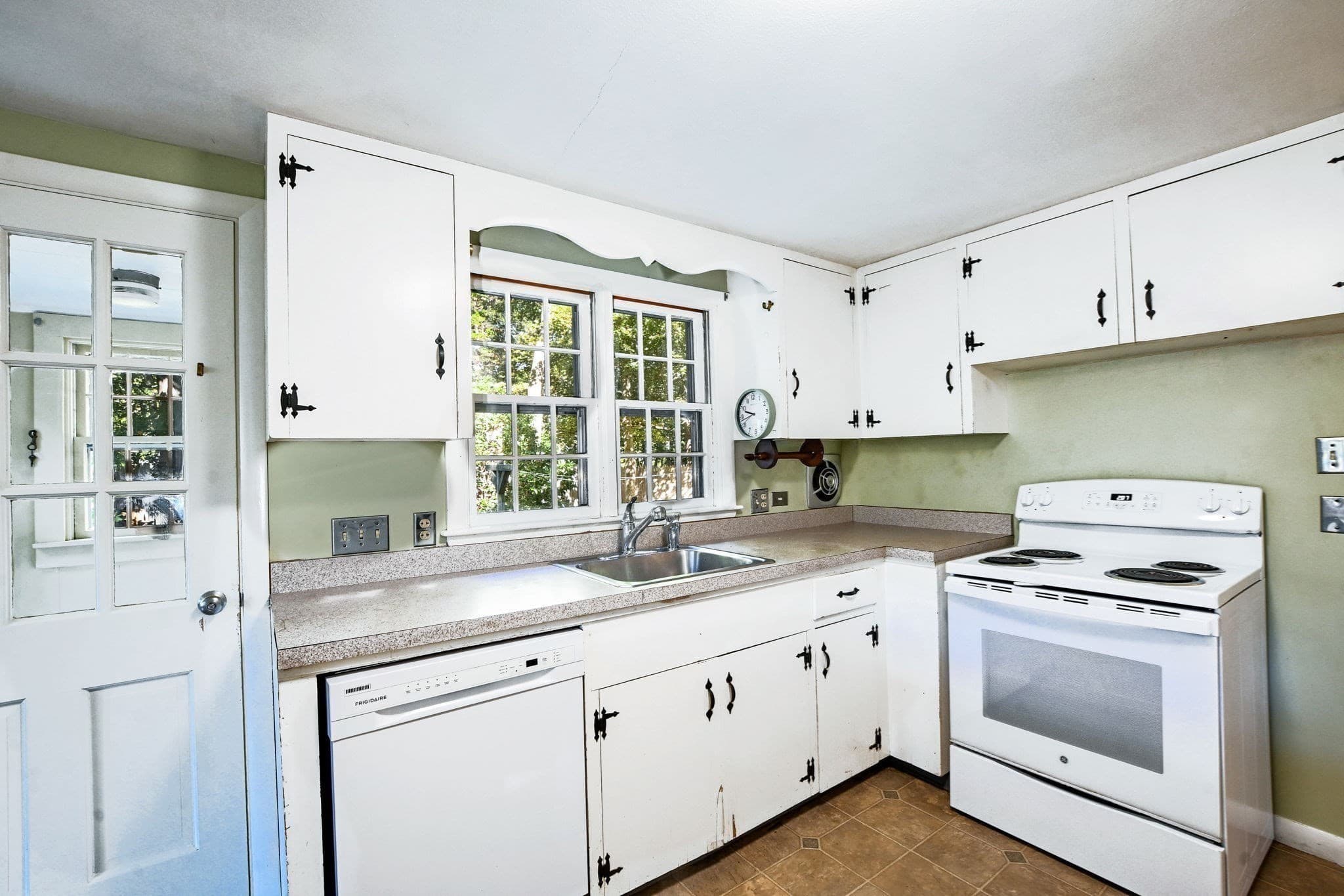 Single Family Residence at 28 Annette Ave, Falmouth MA 02536, photo 7 of 34