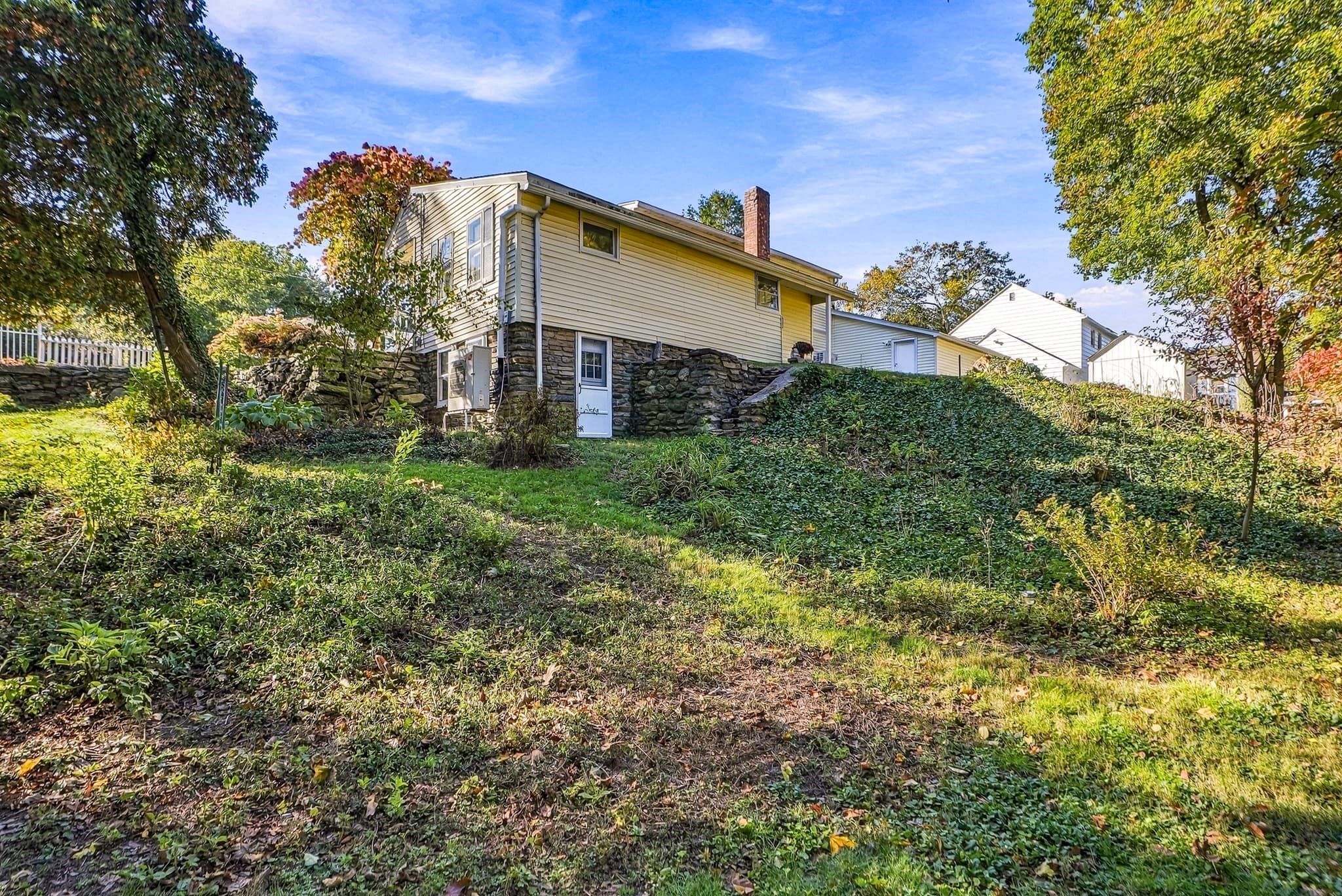 Single Family Residence at 164 Central St, Auburn MA 01501, photo 10 of 41