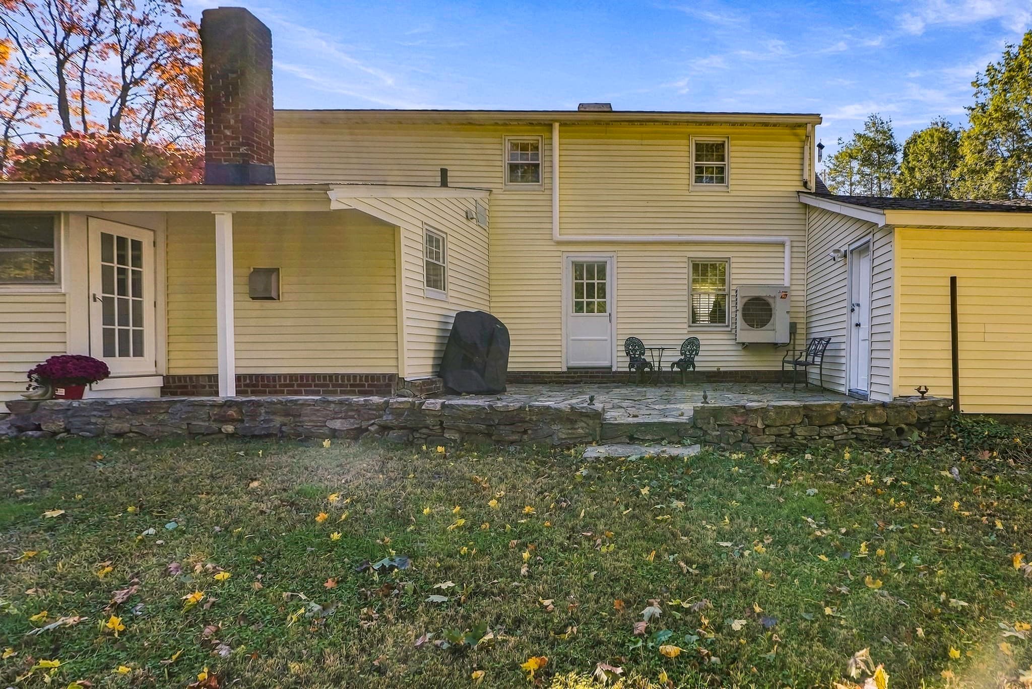 Single Family Residence at 164 Central St, Auburn MA 01501, photo 8 of 41