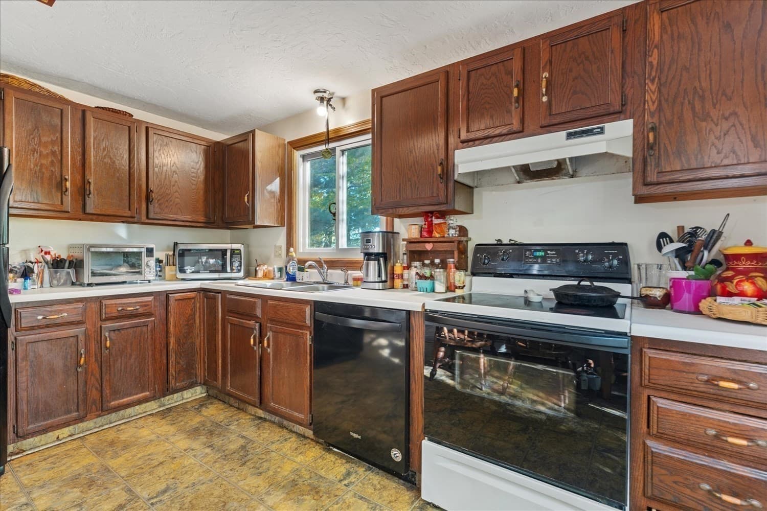 Single Family Residence at 59 Iroquois Street, Worcester MA 01602, photo 6 of 32