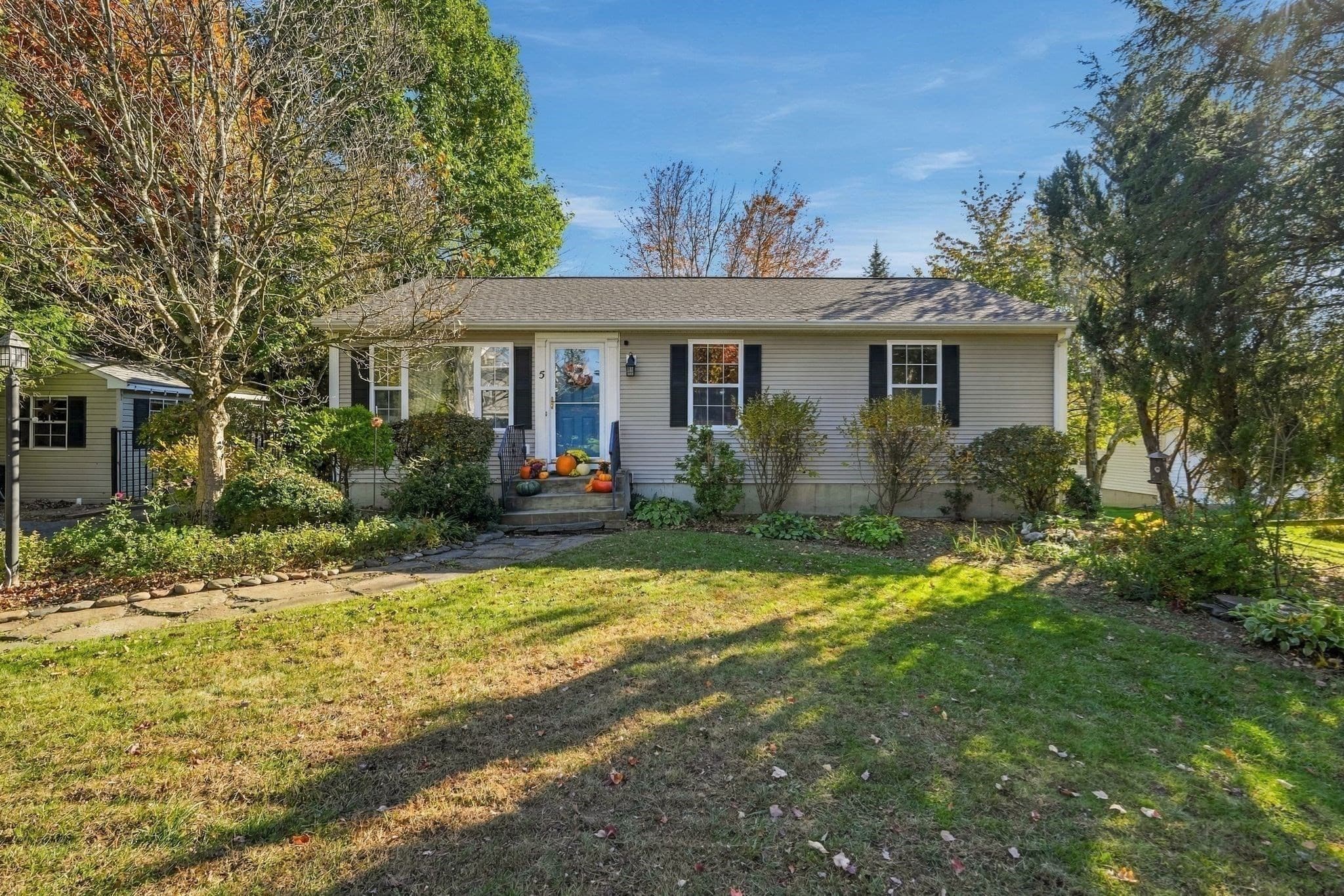 5 Maxine Cir, Easthampton MA 01027