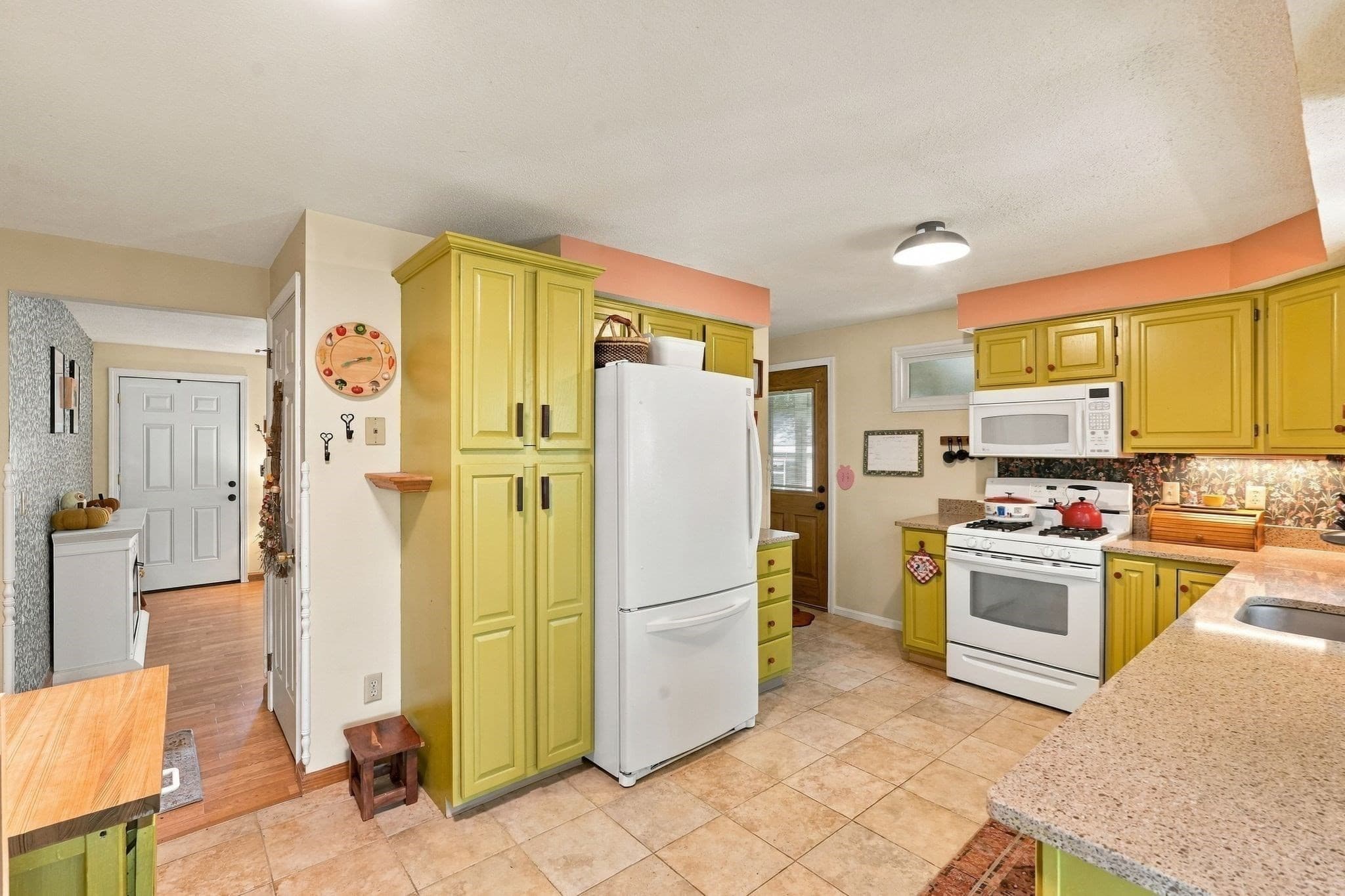 Single Family Residence at 5 Maxine Cir, Easthampton MA 01027, photo 10 of 42