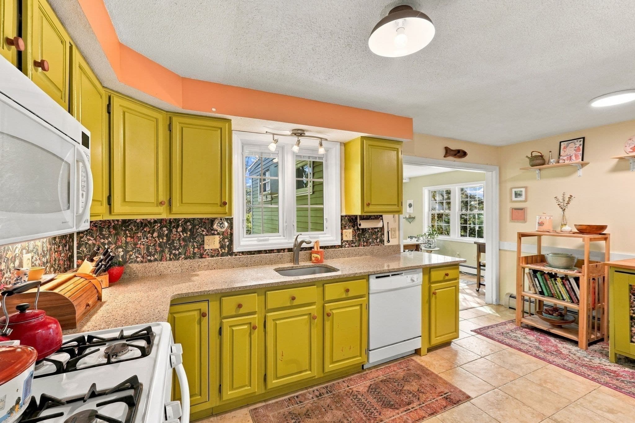 Single Family Residence at 5 Maxine Cir, Easthampton MA 01027, photo 8 of 42
