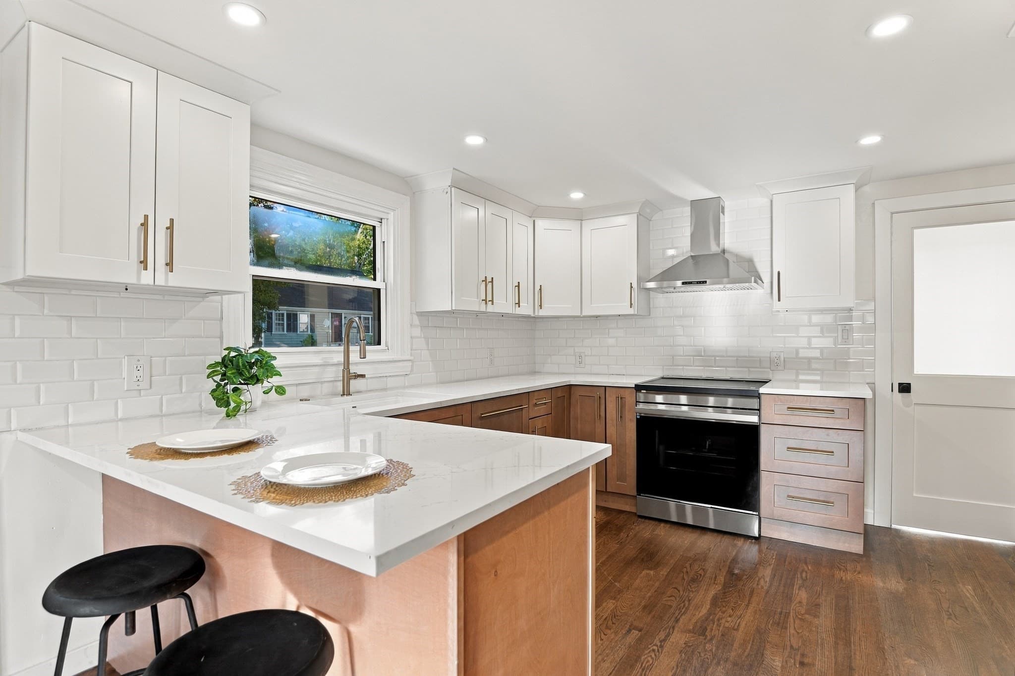Single Family Residence at 19 1/2 Lillian St, Woburn MA 01801, photo 4 of 26