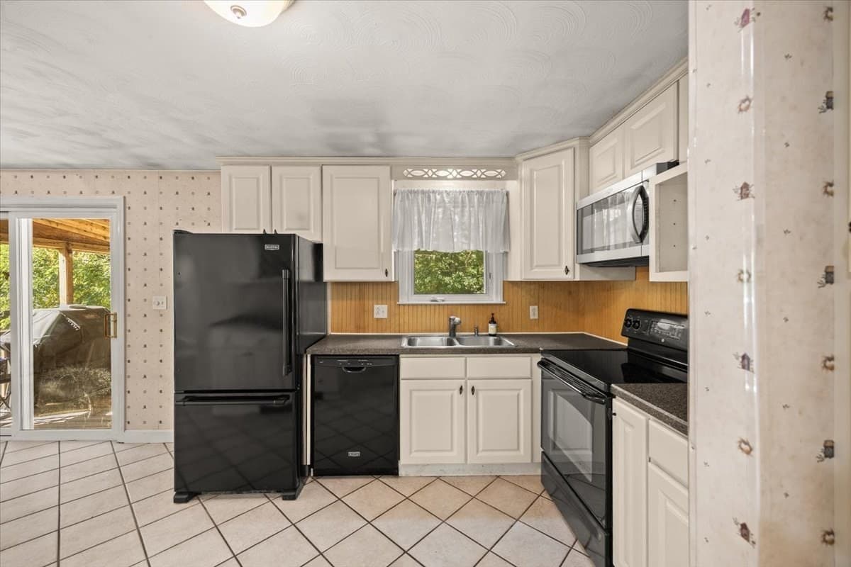 Single Family Residence at 33 Lantern Ln, Plymouth MA 02360, photo 17 of 42