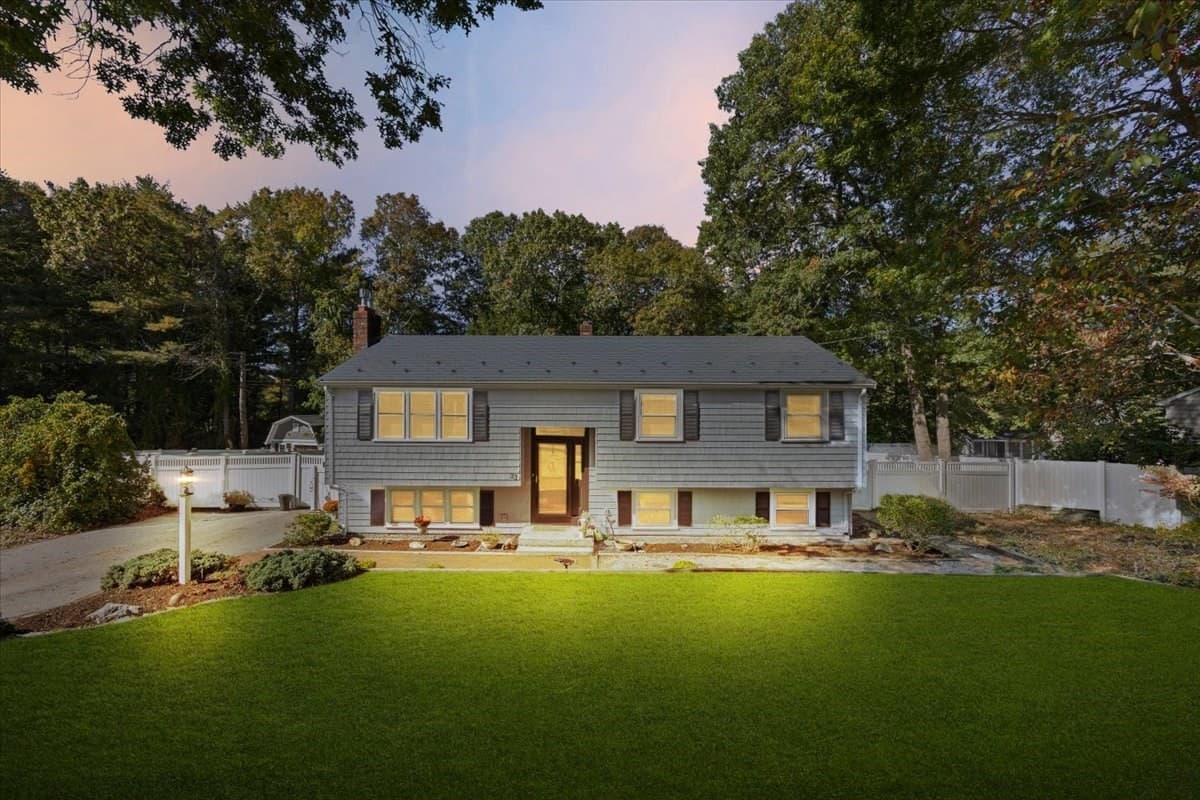 33 Lantern Ln, Plymouth MA 02360