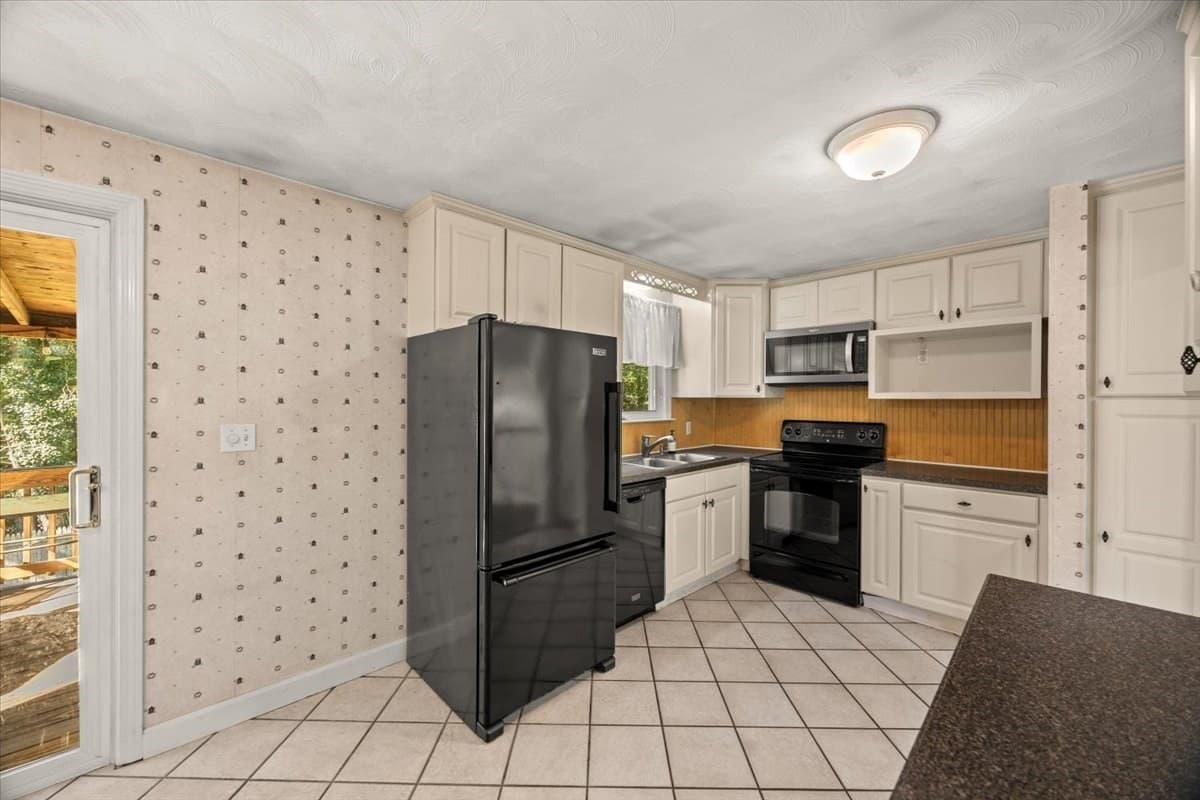 Single Family Residence at 33 Lantern Ln, Plymouth MA 02360, photo 18 of 42