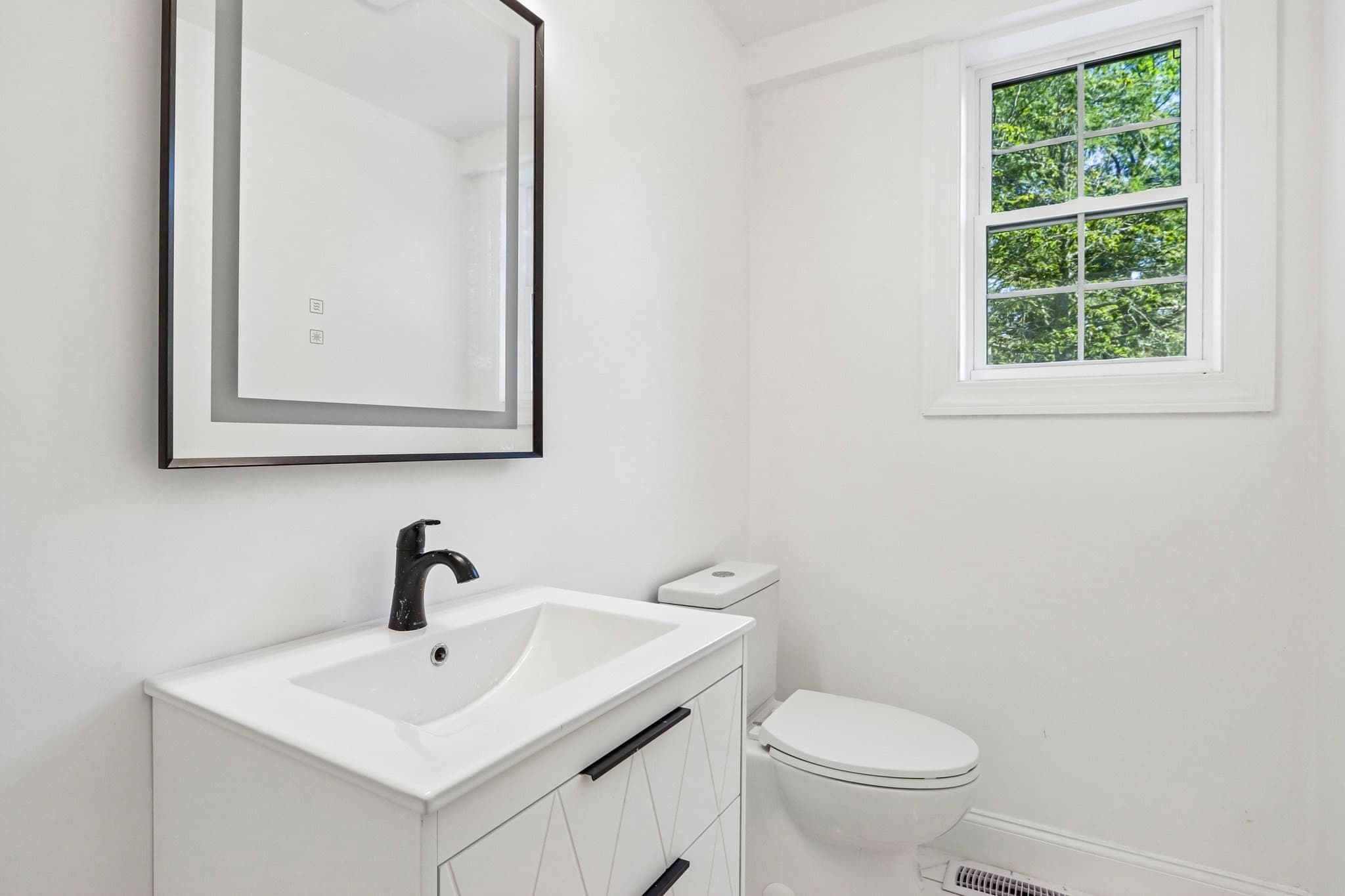 Single Family Residence at 21 Rockwood Heights Rd, Manchester MA 01944, photo 16 of 42
