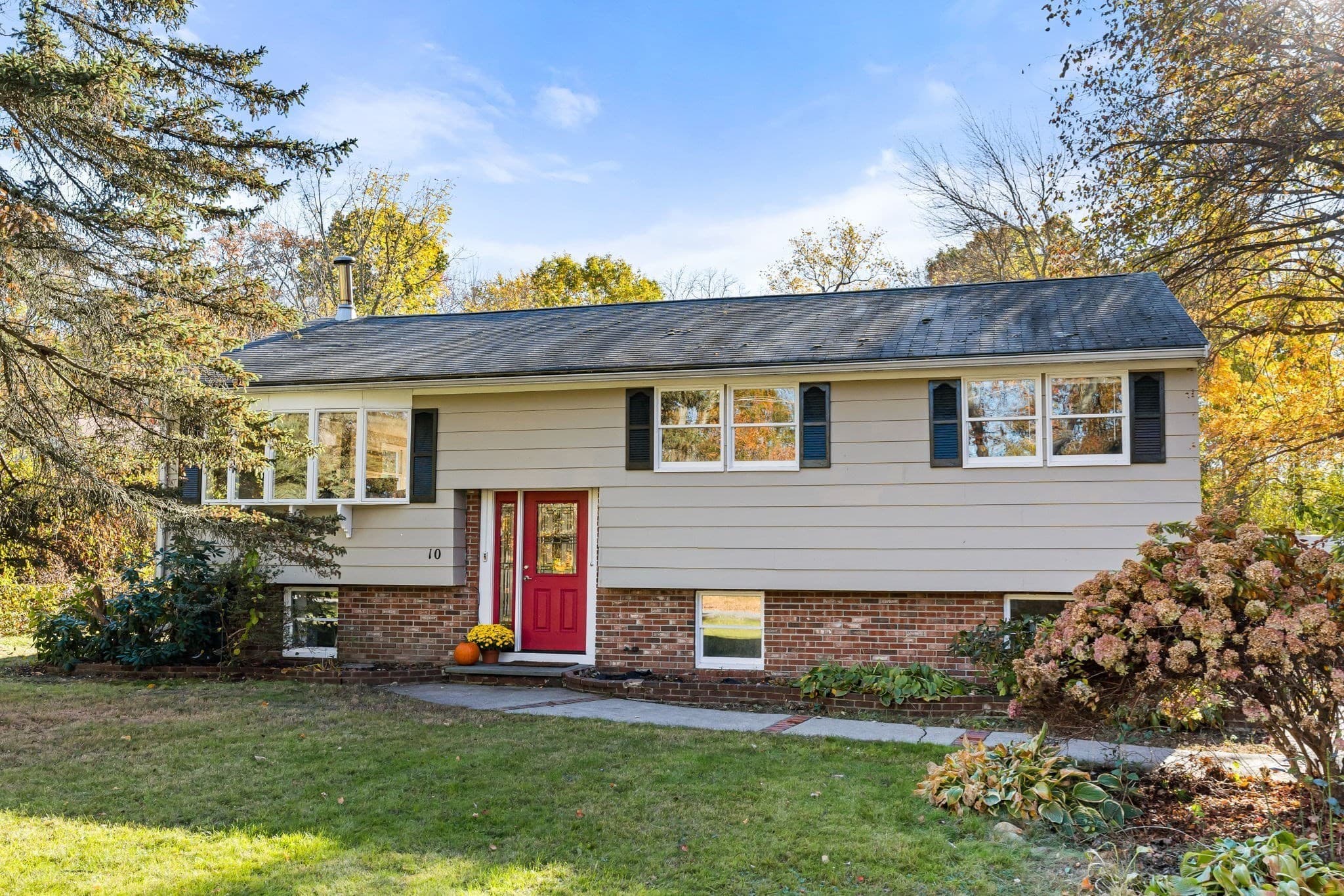 Single Family Residence at 10 Garden Brook Rd, Billerica MA 01821, photo 2 of 42