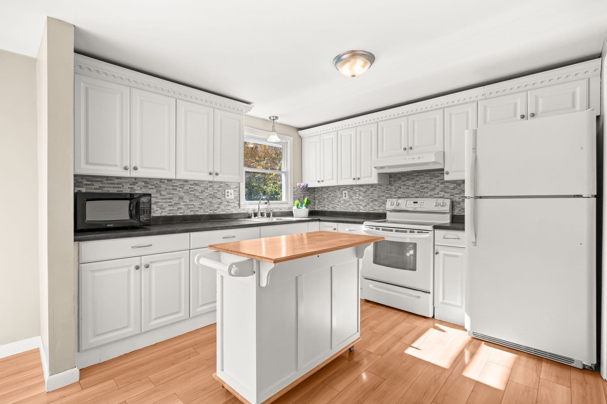 Single Family Residence at 10 Garden Brook Rd, Billerica MA 01821, photo 7 of 42