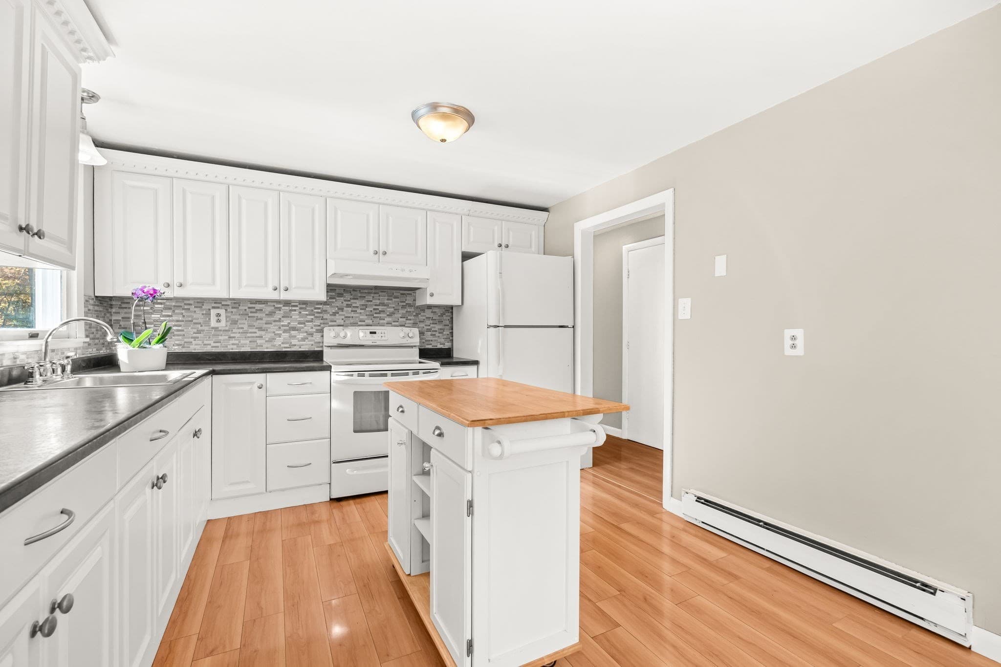 Single Family Residence at 10 Garden Brook Rd, Billerica MA 01821, photo 9 of 42