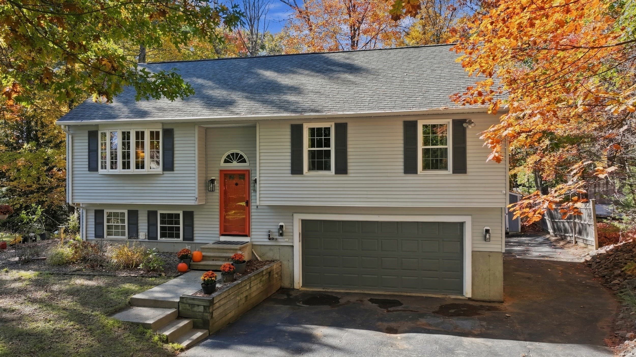 7 Navajo St, Hubbardston MA 01452