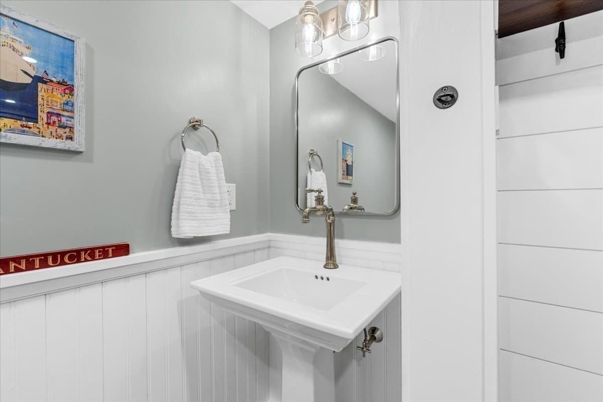 Single Family Residence at 101 Booth Hill Rd, Scituate MA 02066, photo 11 of 35