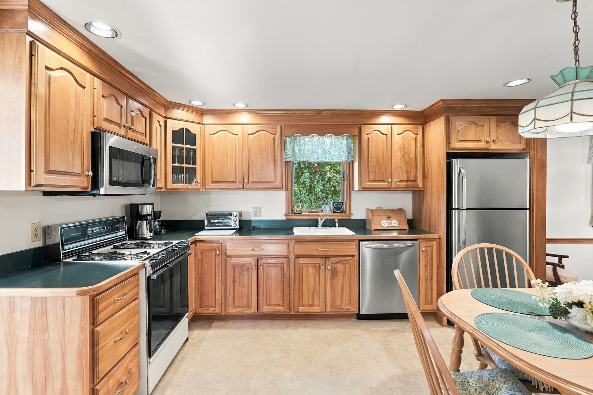 Single Family Residence at 6 Exeter Dr, Woburn MA 01801, photo 6 of 34