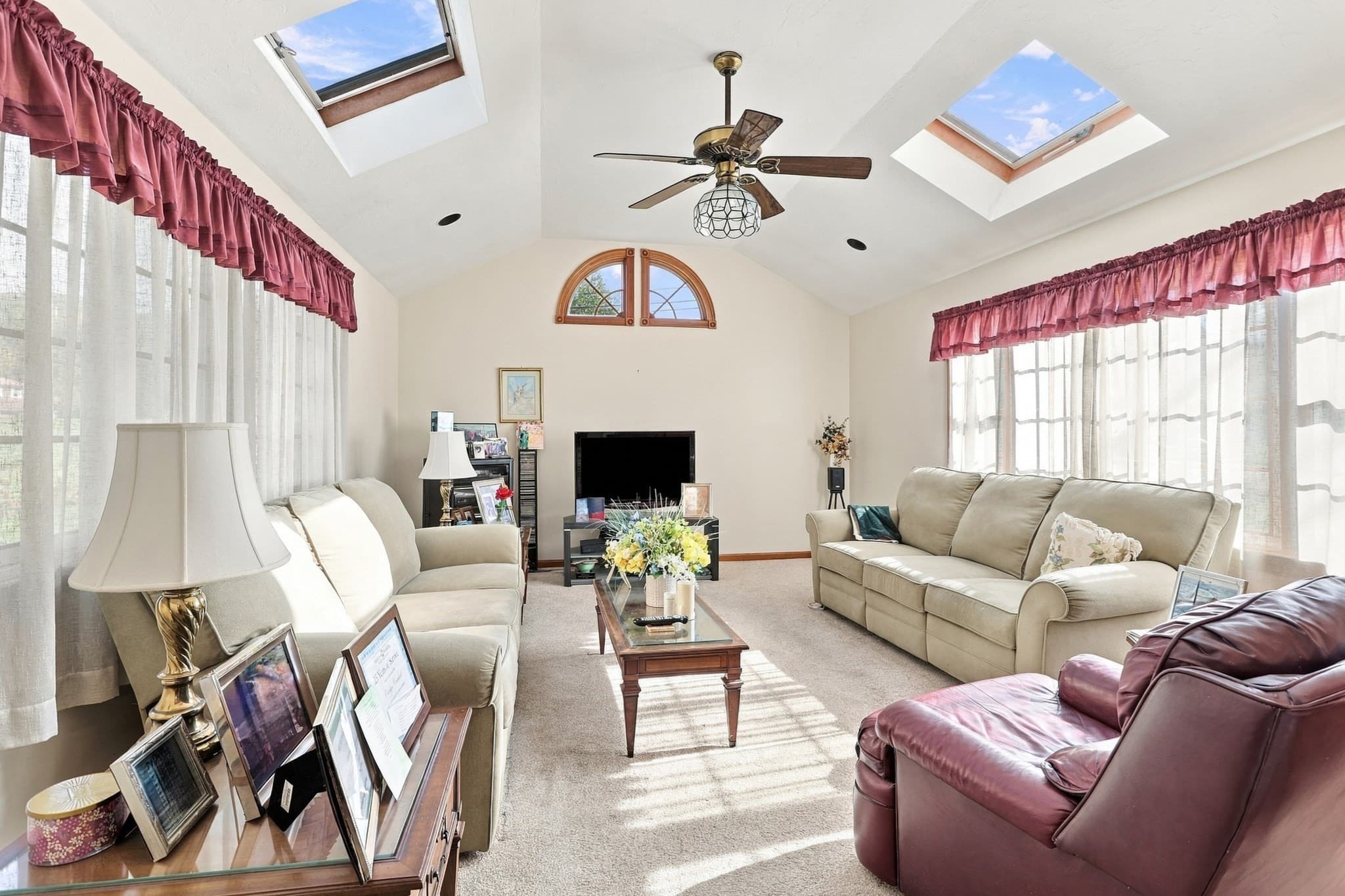 Single Family Residence at 6 Exeter Dr, Woburn MA 01801, photo 13 of 34
