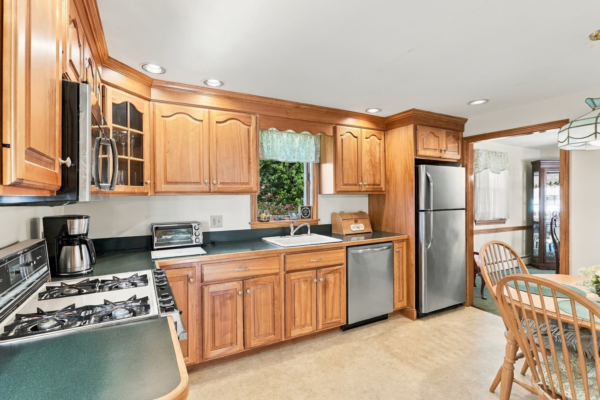 Single Family Residence at 6 Exeter Dr, Woburn MA 01801, photo 7 of 34