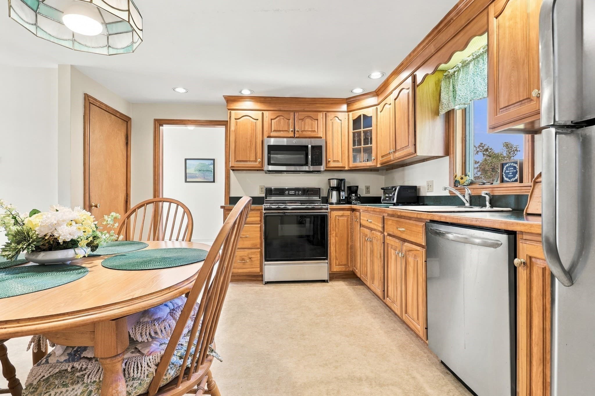 Single Family Residence at 6 Exeter Dr, Woburn MA 01801, photo 5 of 34
