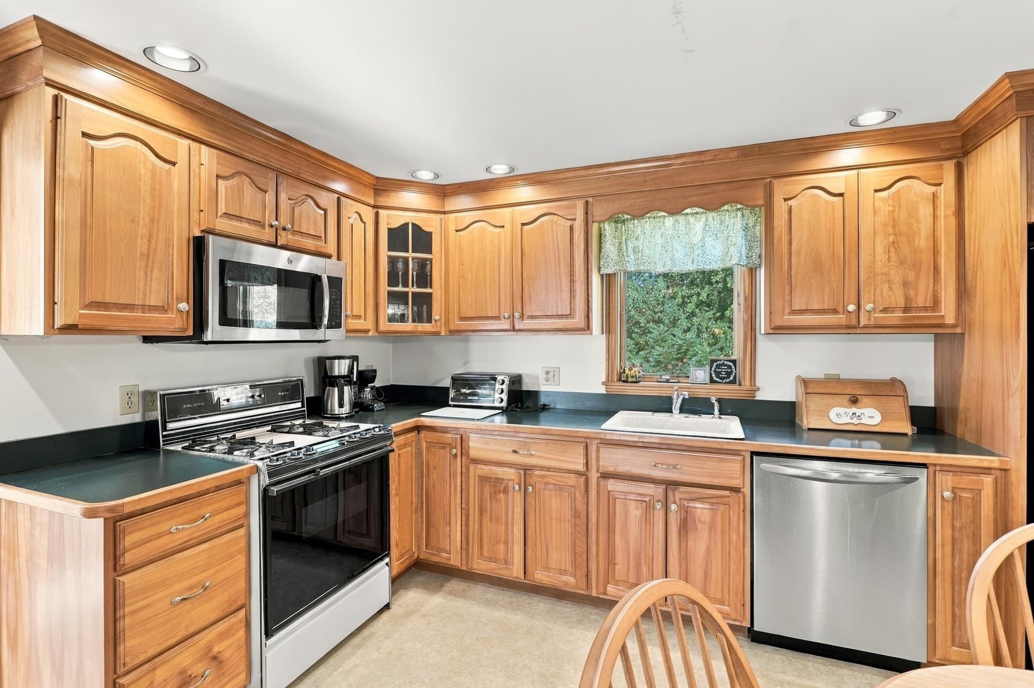 Single Family Residence at 6 Exeter Dr, Woburn MA 01801, photo 8 of 34