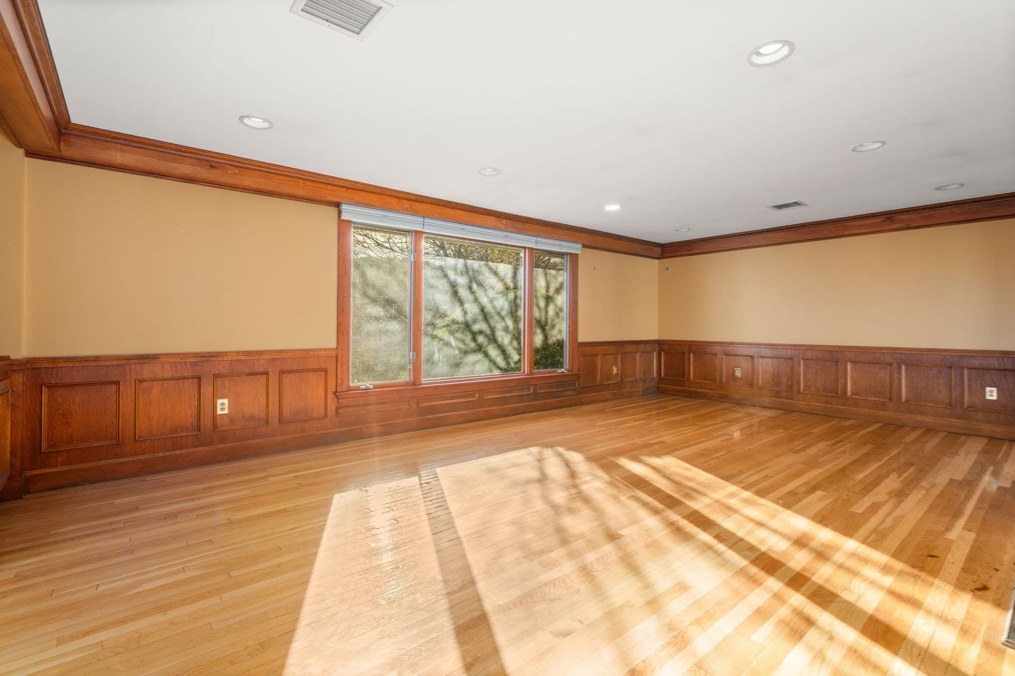 Single Family Residence at 5 Pebble Place, Stoneham MA 02180, photo 5 of 34