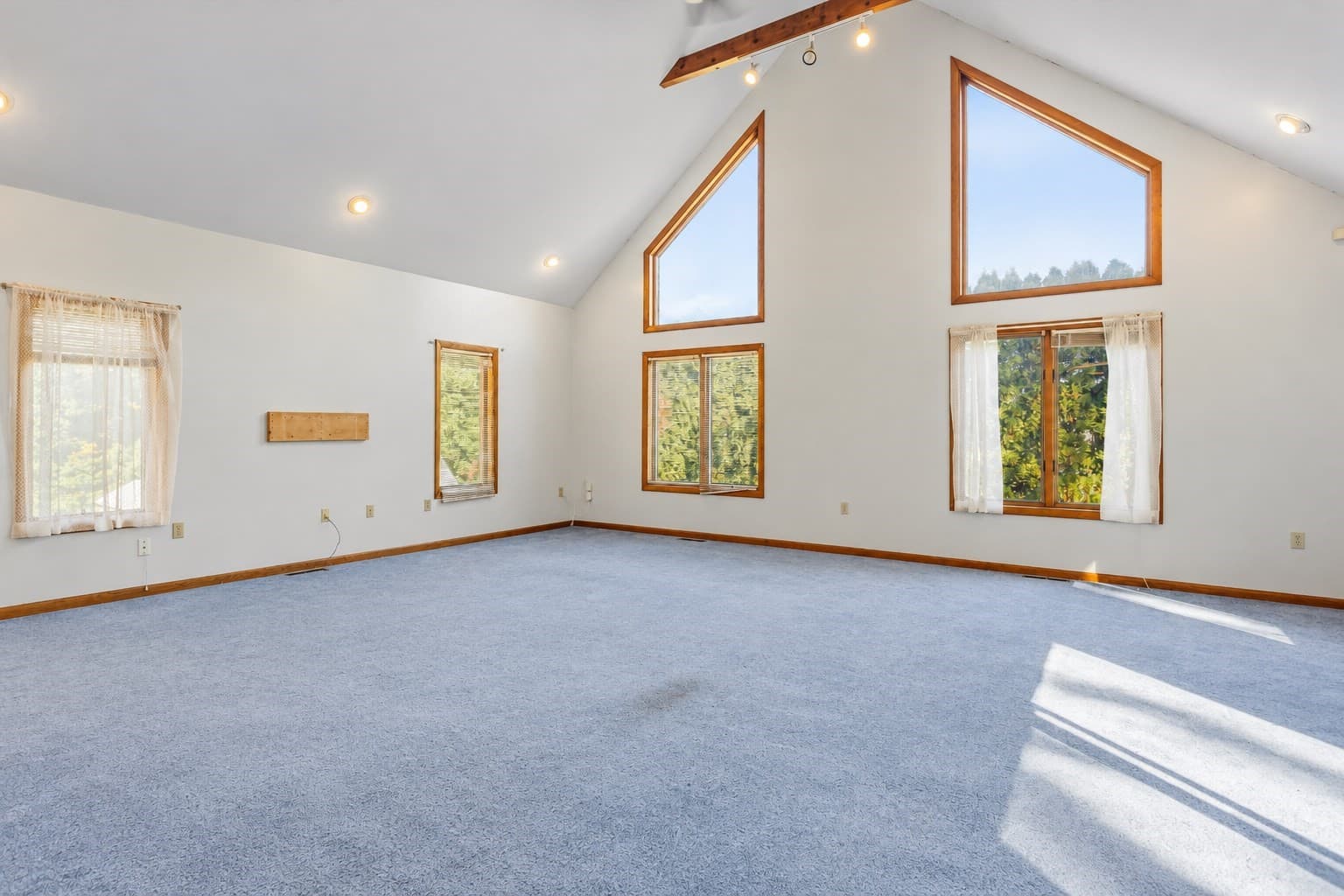 Single Family Residence at 14 Buckingham Lane, Haverhill MA 01835, photo 9 of 41
