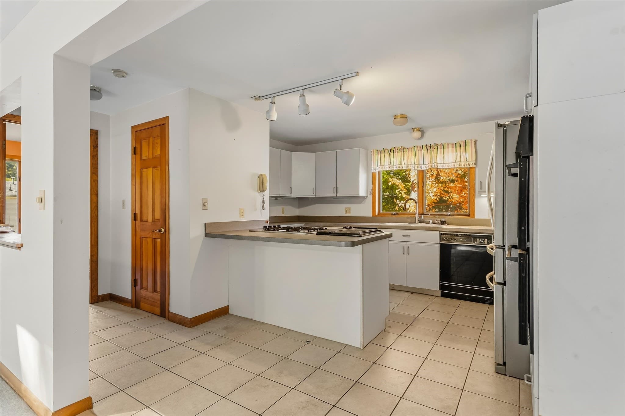 Single Family Residence at 14 Buckingham Lane, Haverhill MA 01835, photo 4 of 41